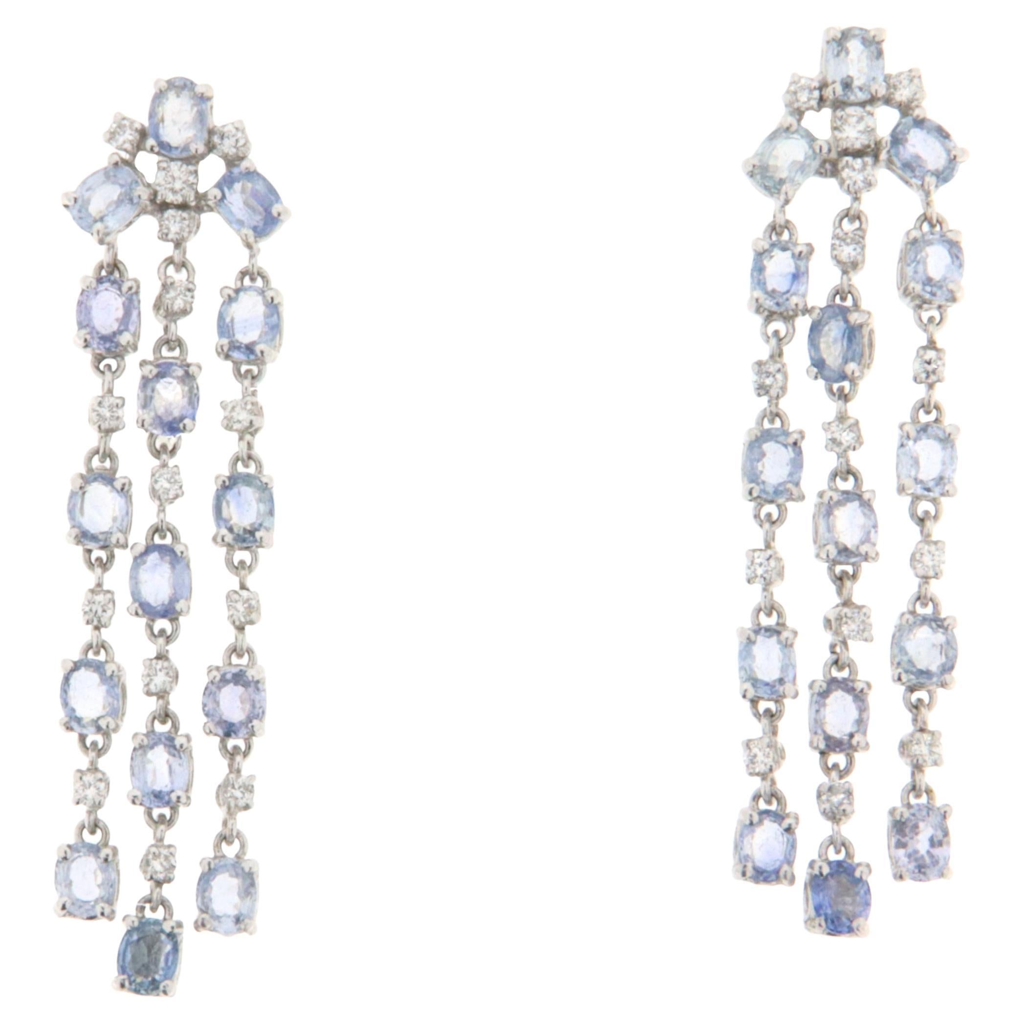 Boucles d'oreilles pendantes en or blanc 18 carats serties de saphirs et de diamants en vente