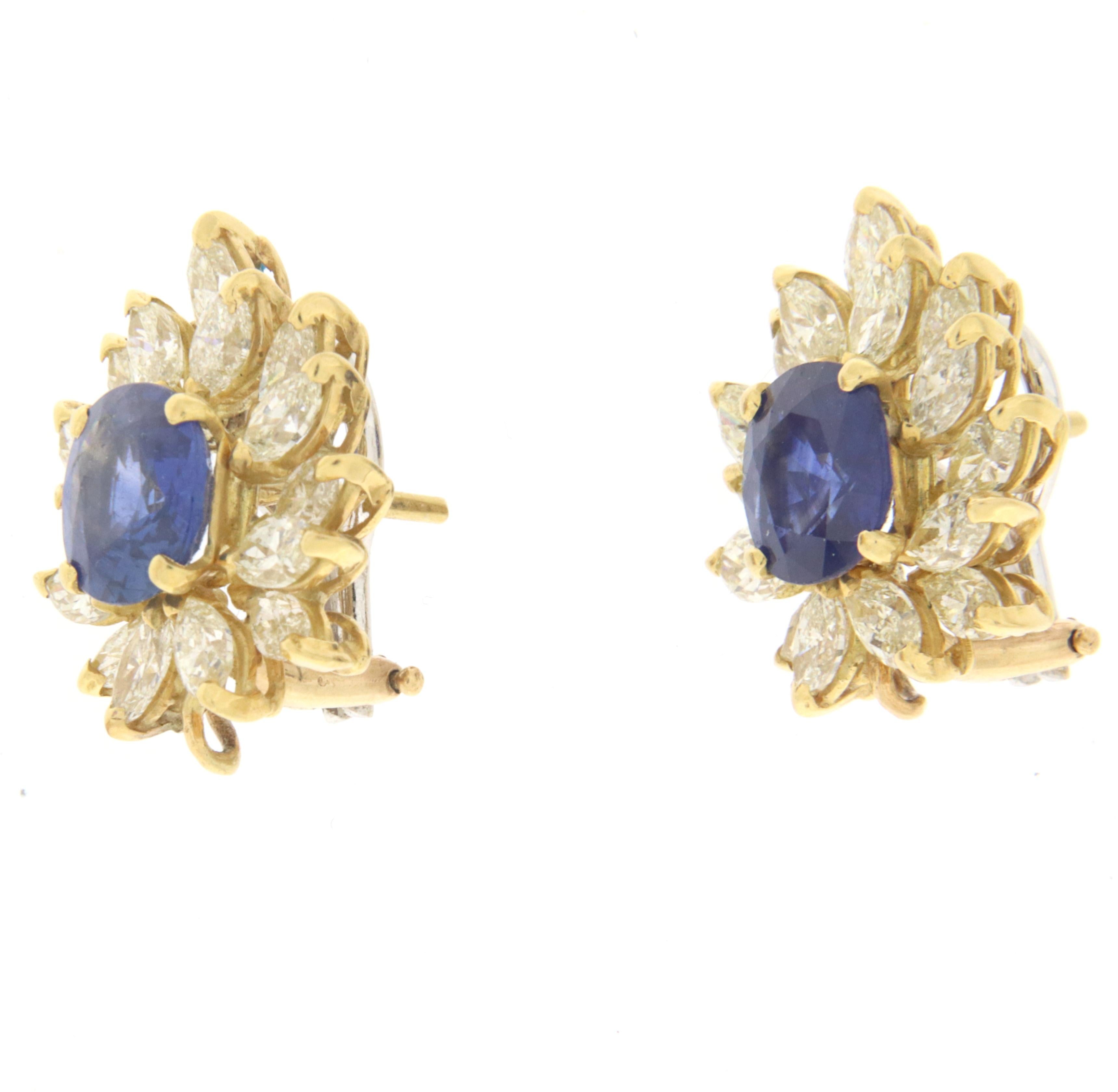 Spectacular earring made entirely by hand by expert goldsmiths and Neapolitan setters.
The earring is made of 18 carat yellow gold and present two sapphires  surrounded and supported by natural diamonds.
A classic and one-of-a-kind earring, for