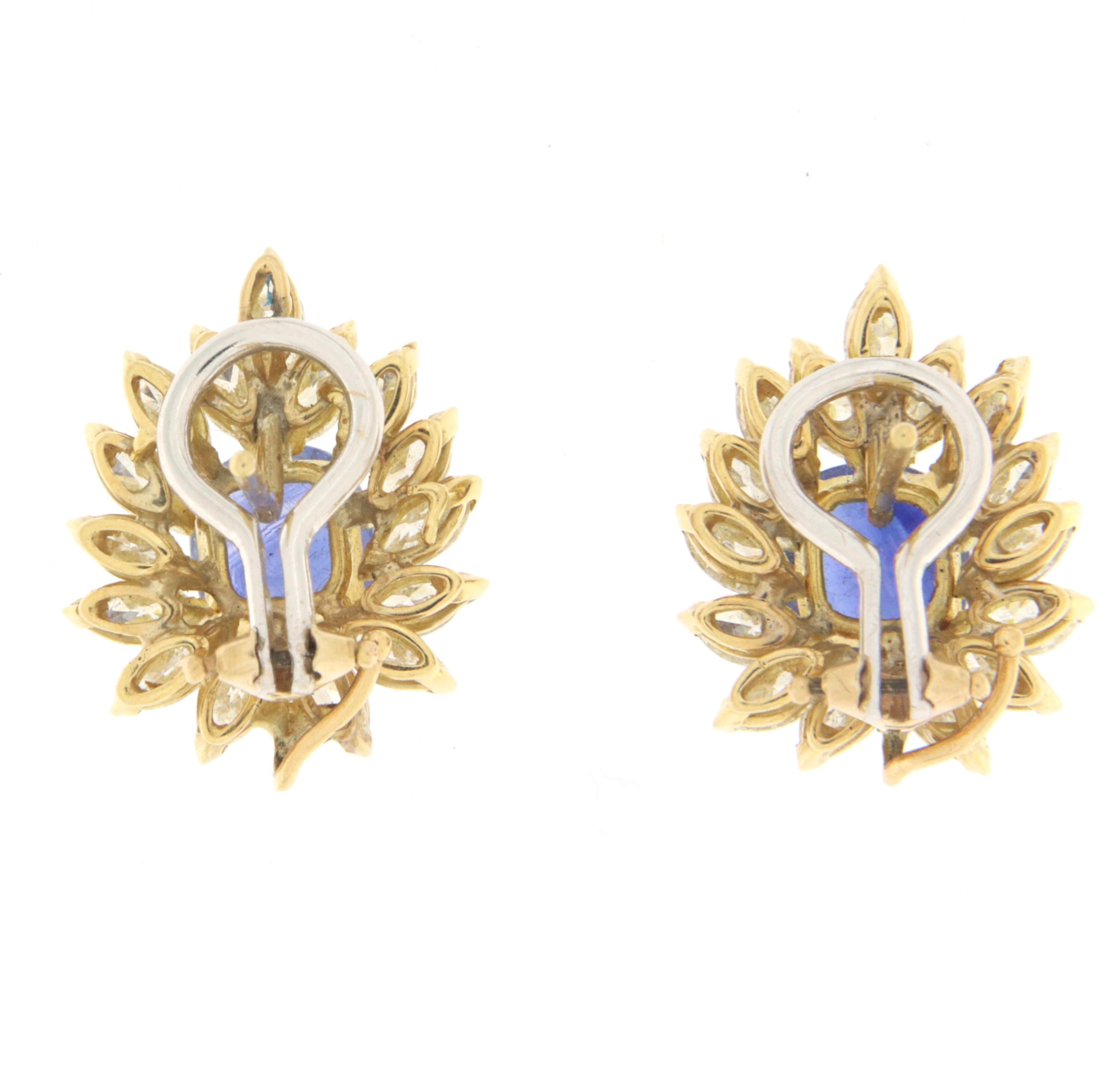 Taille brillant Clous d'oreilles en or jaune 18 carats avec saphirs et diamants en vente