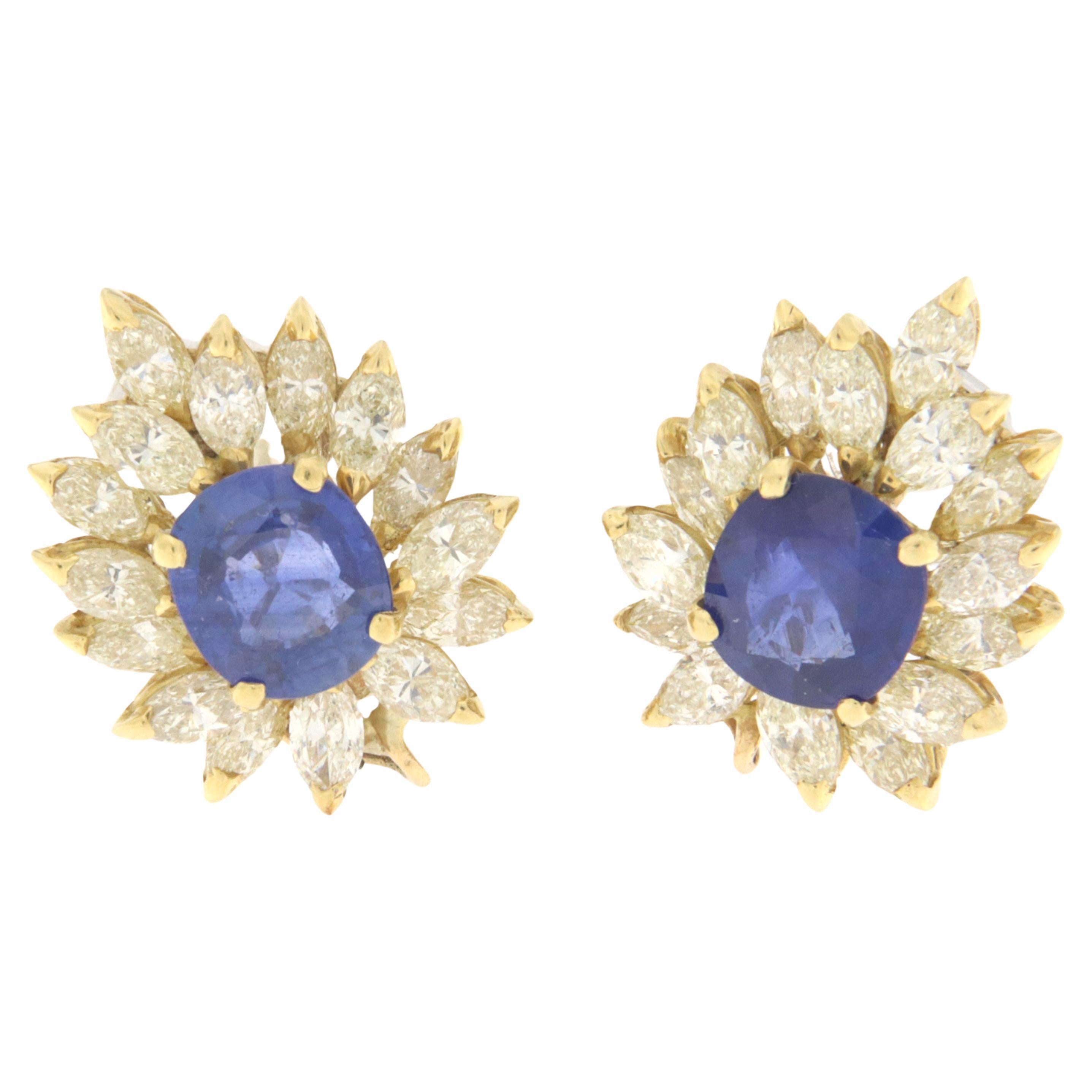 Clous d'oreilles en or jaune 18 carats avec saphirs et diamants en vente