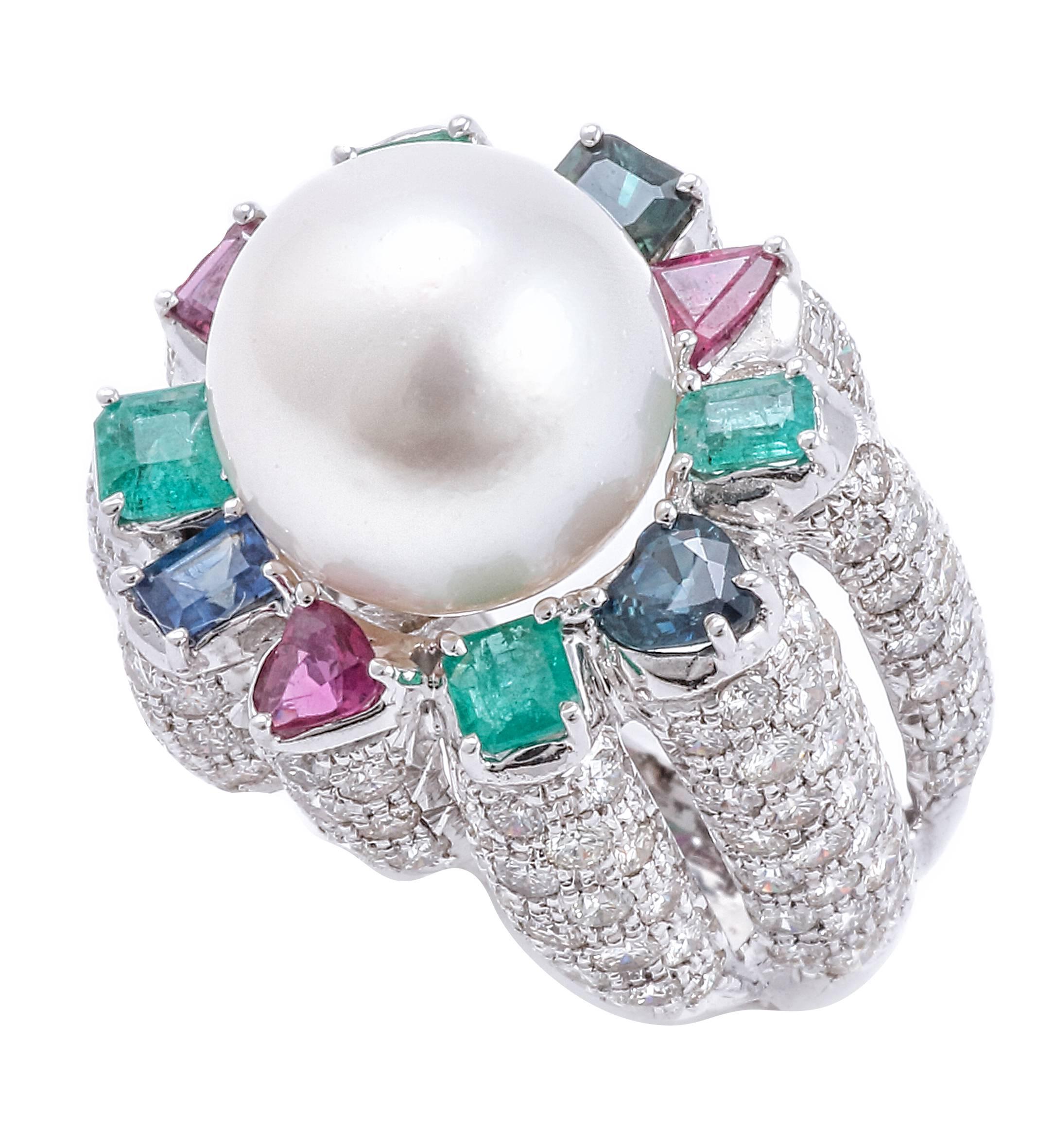 Beautiful 14 kt white gold ring, all encrusted with 6.48 ct diamonds, a marvelous Australian pearl of 3.3 g, surrounded by sapphires, rubies and emeralds from ct 3.1. Total weight g 18.19.
Diamonds ct 6.48
Sapphires Rubini Emeralds ct 3.1
Pearl g