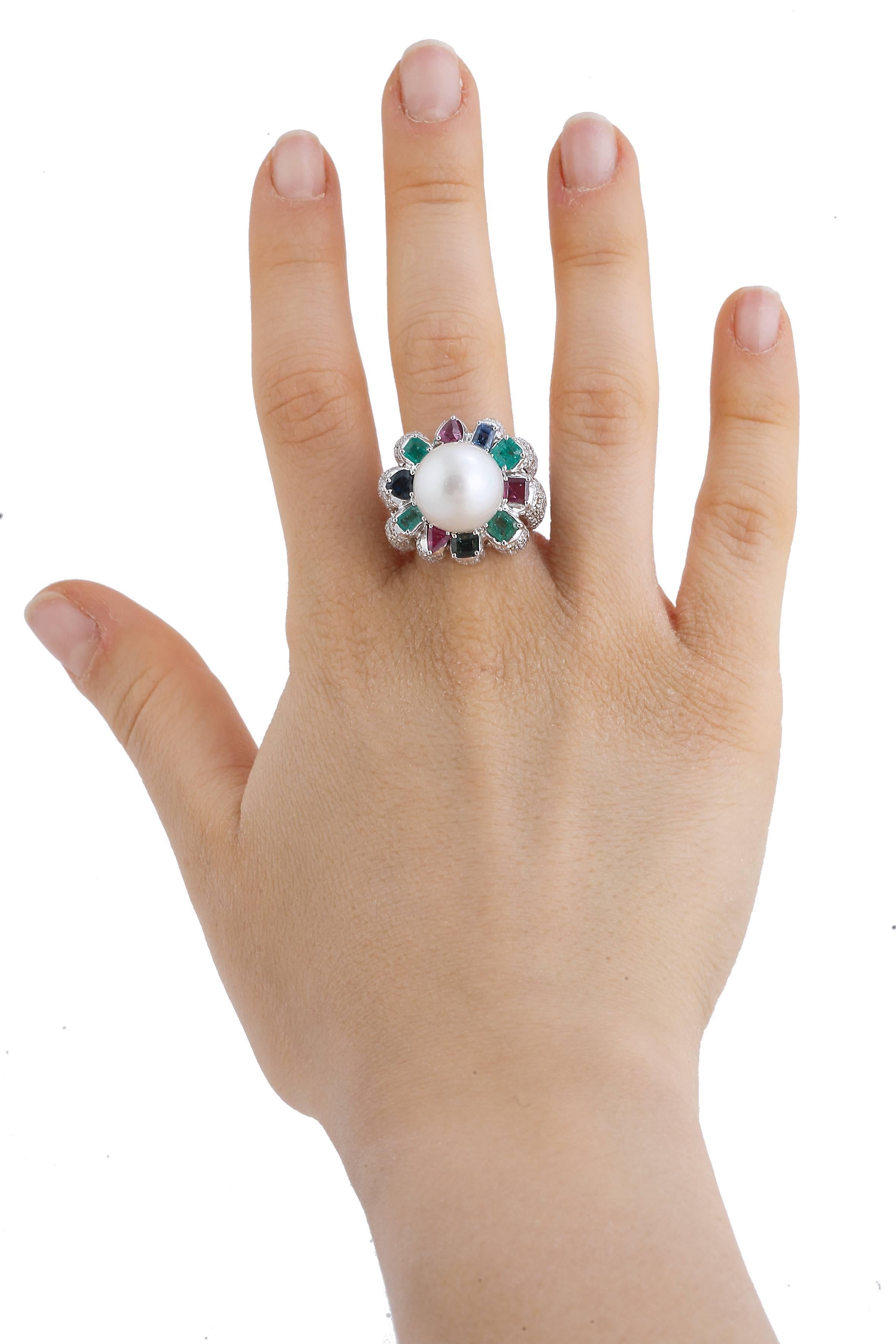 Sapphires Emeralds Rubies Diamonds Pearl White Gold Ring In Good Condition For Sale In Marcianise, Marcianise (CE)
