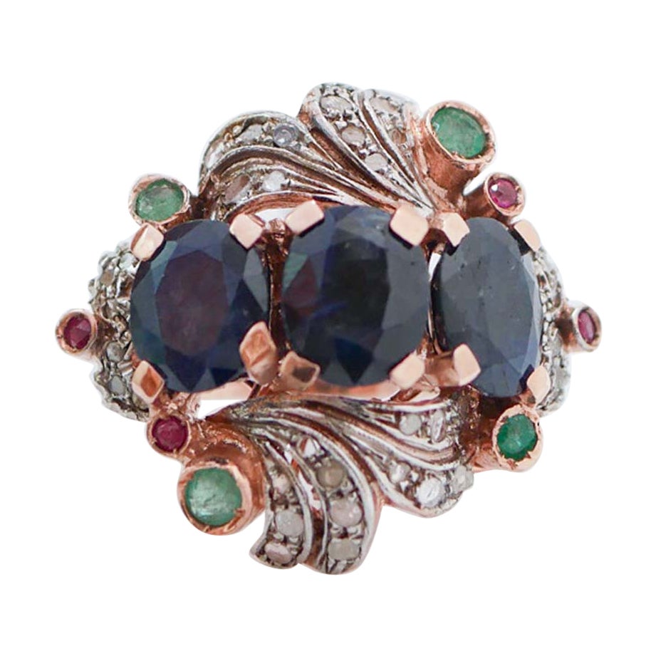 Anello con zaffiri, smeraldi, rubini, diamanti, oro rosa e argento.