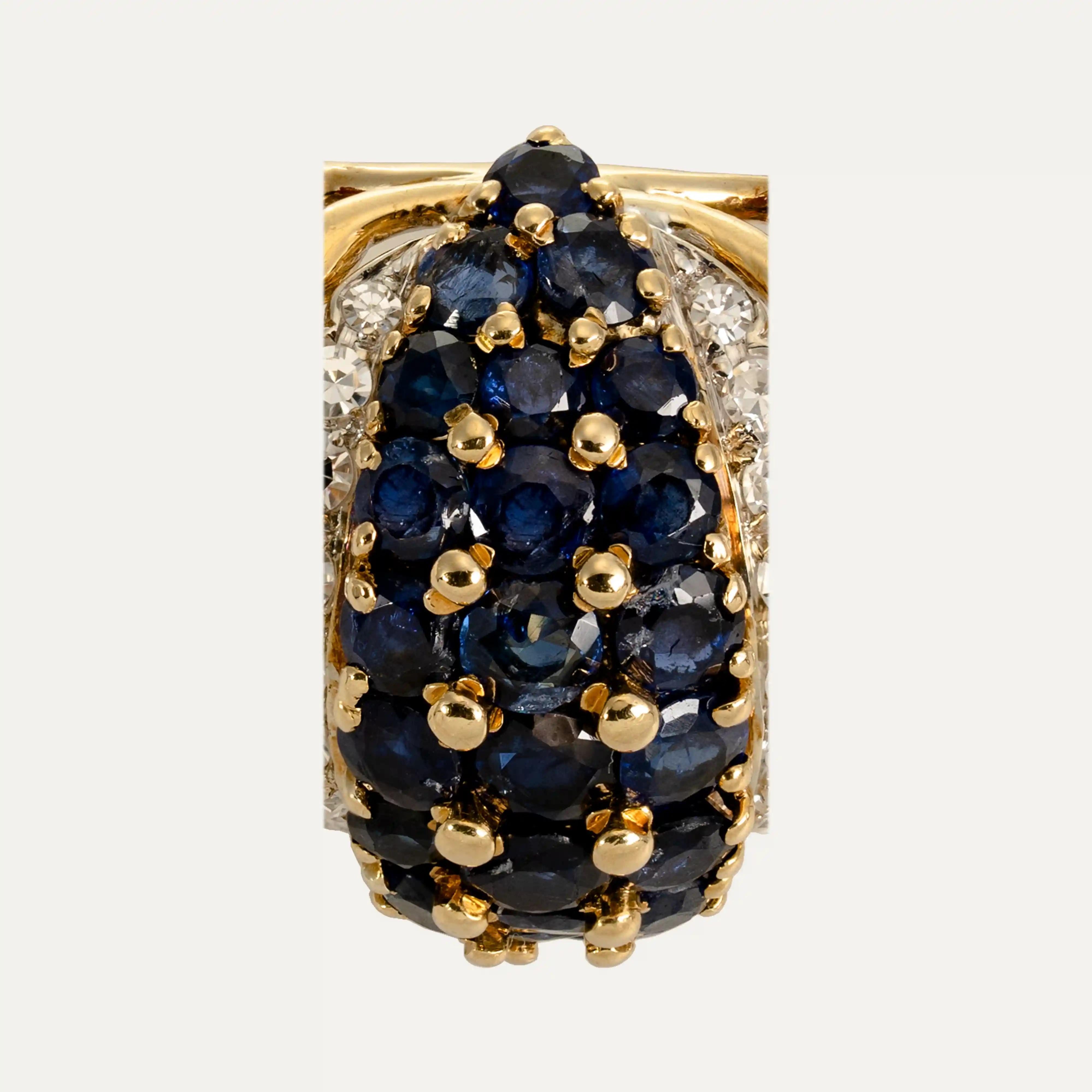 
18kt – 750‰ yellow gold ring with 9 vertical rows, set with 28 brilliant-cut diamonds totalling around 1,148ct, 27 sapphires and 14 rubies. Inside with adjustable spring.