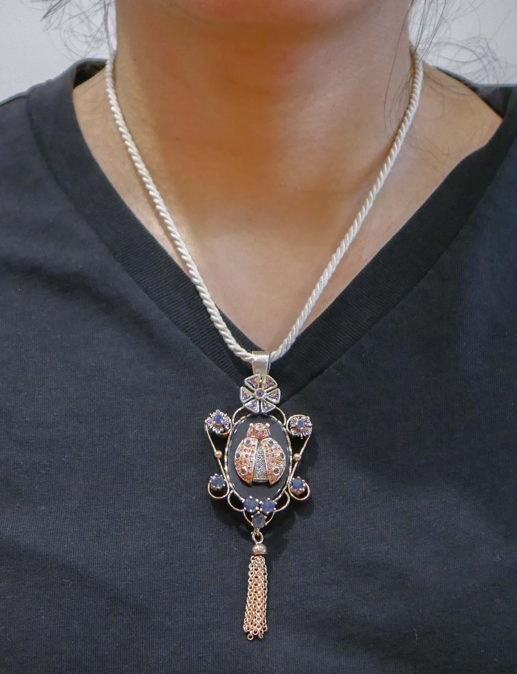 Collier pendentif en or rose, saphirs, rubis, diamants, onyx, onyx et argent Pour femmes en vente