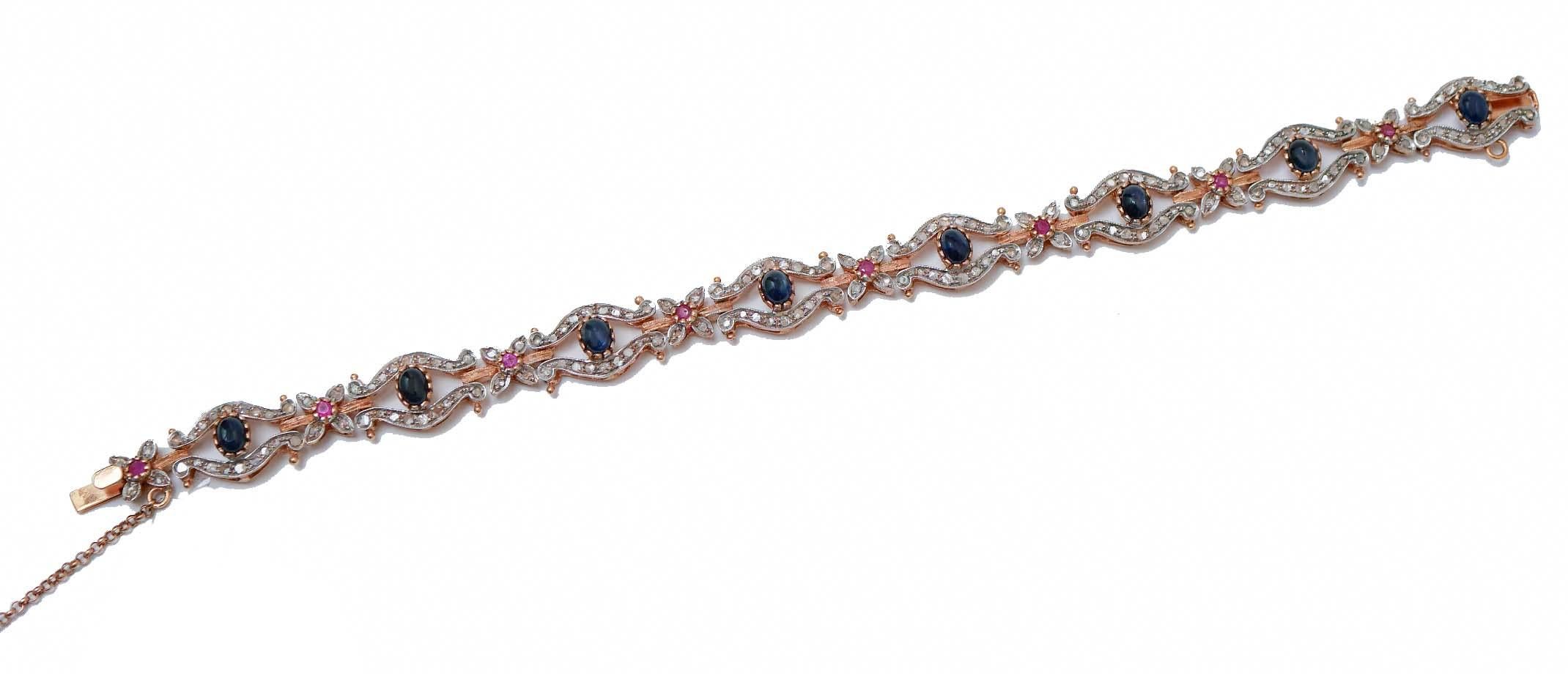 Wunderschönes Armband aus 9 kt Roségold und Silber, bestehend aus 8 Teilen mit einem zentralen Saphir, der von Diamanten umgeben ist. Jedes Teil ist mit einer Blume verbunden, die in der Mitte mit einem Rubin und vier Diamanten besetzt ist.
Dieses