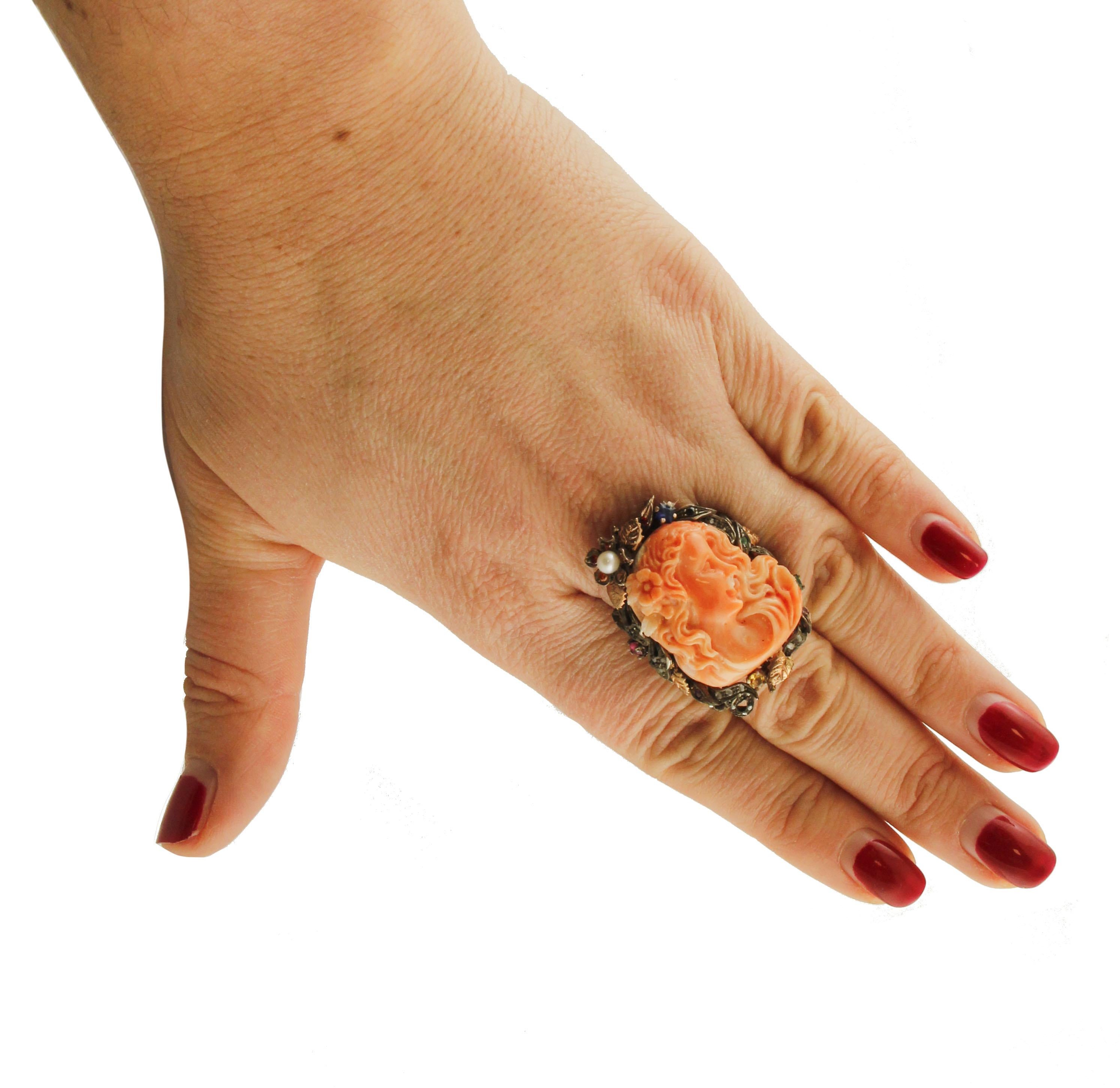 Zafiros Rubíes Esmeralda Coral Perla Diamantes Anillo de cóctel de oro rosa y plata en venta 1