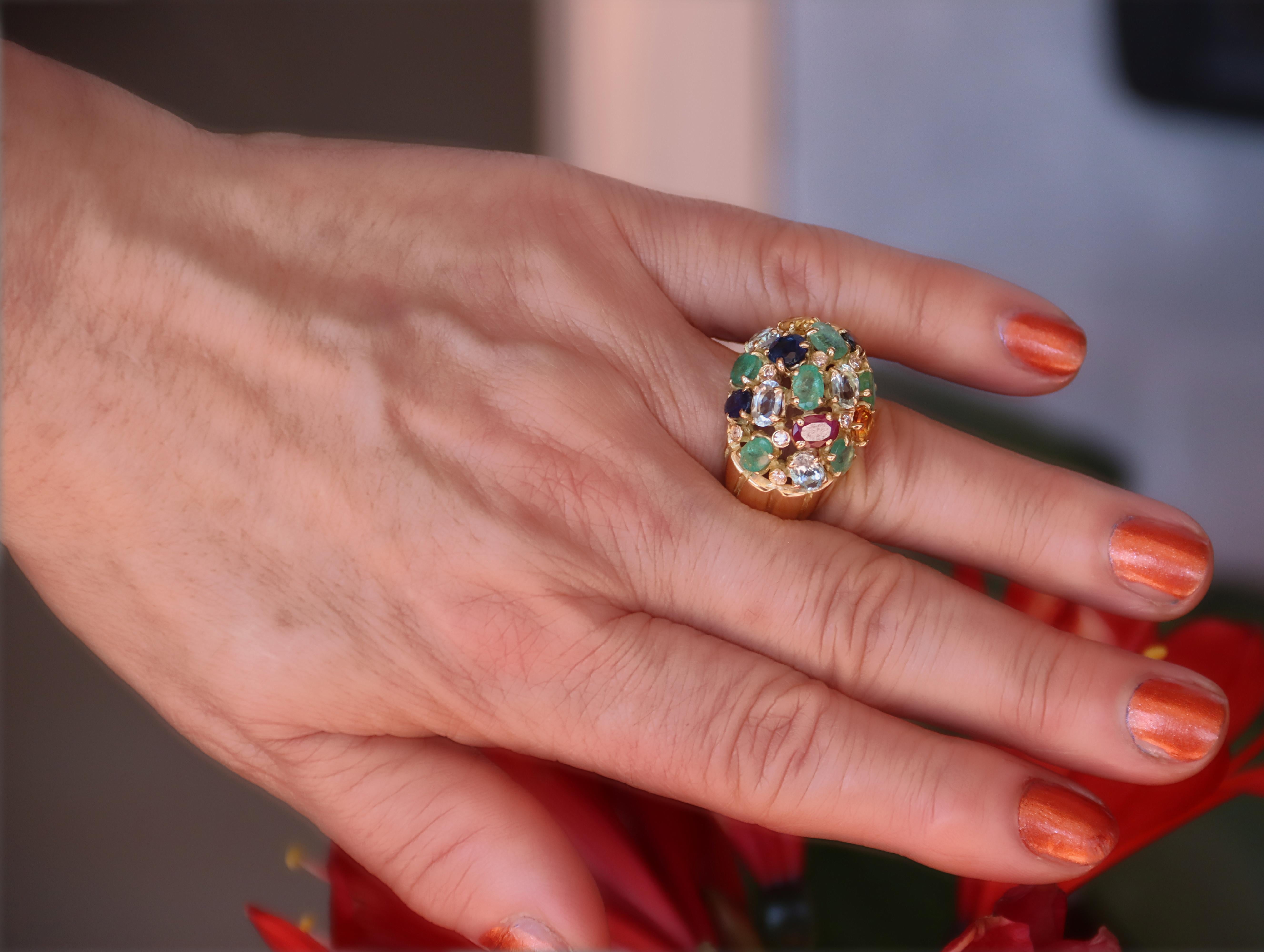 Zaffiri Rubini Smeraldi Acquamarina Diamanti Anello da cocktail in oro giallo 18 carati in vendita 1