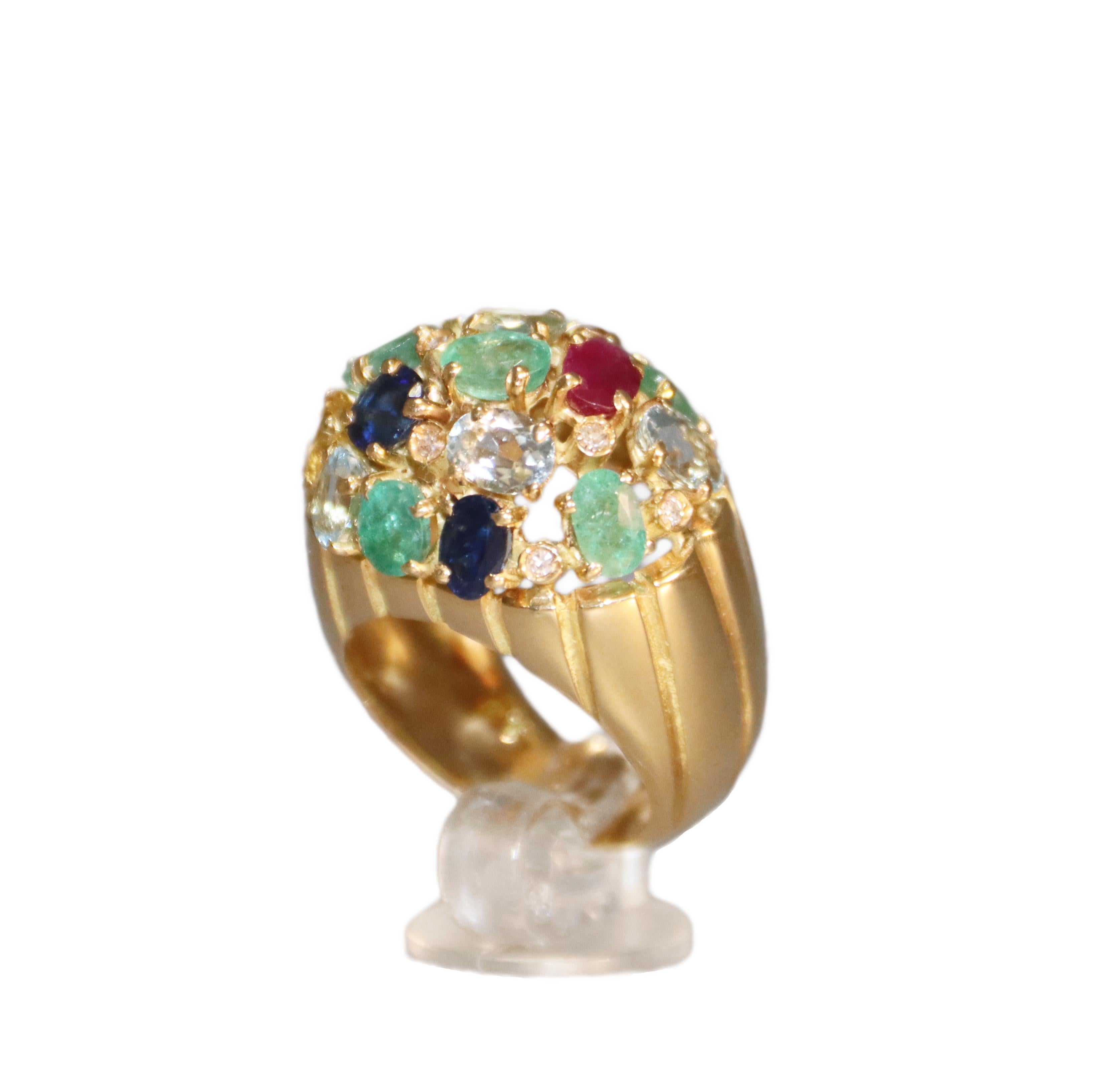 Zaffiri Rubini Smeraldi Acquamarina Diamanti Anello da cocktail in oro giallo 18 carati in vendita 2