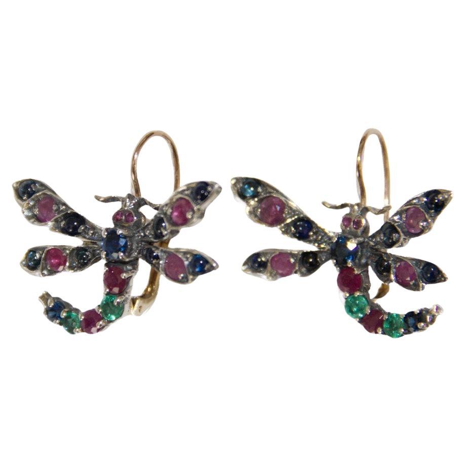 These magnificent dragonfly-inspired earrings are a true testament to artisanal craftsmanship, combining the elegance of nature with the brilliance of fine gemstones. Meticulously crafted in 14 kt yellow gold and 800 millesimal silver, these