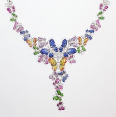 Collar Mariposa de Zafiros, Rubí, Tsavorita y Diamantes en Oro Blanco de 18k