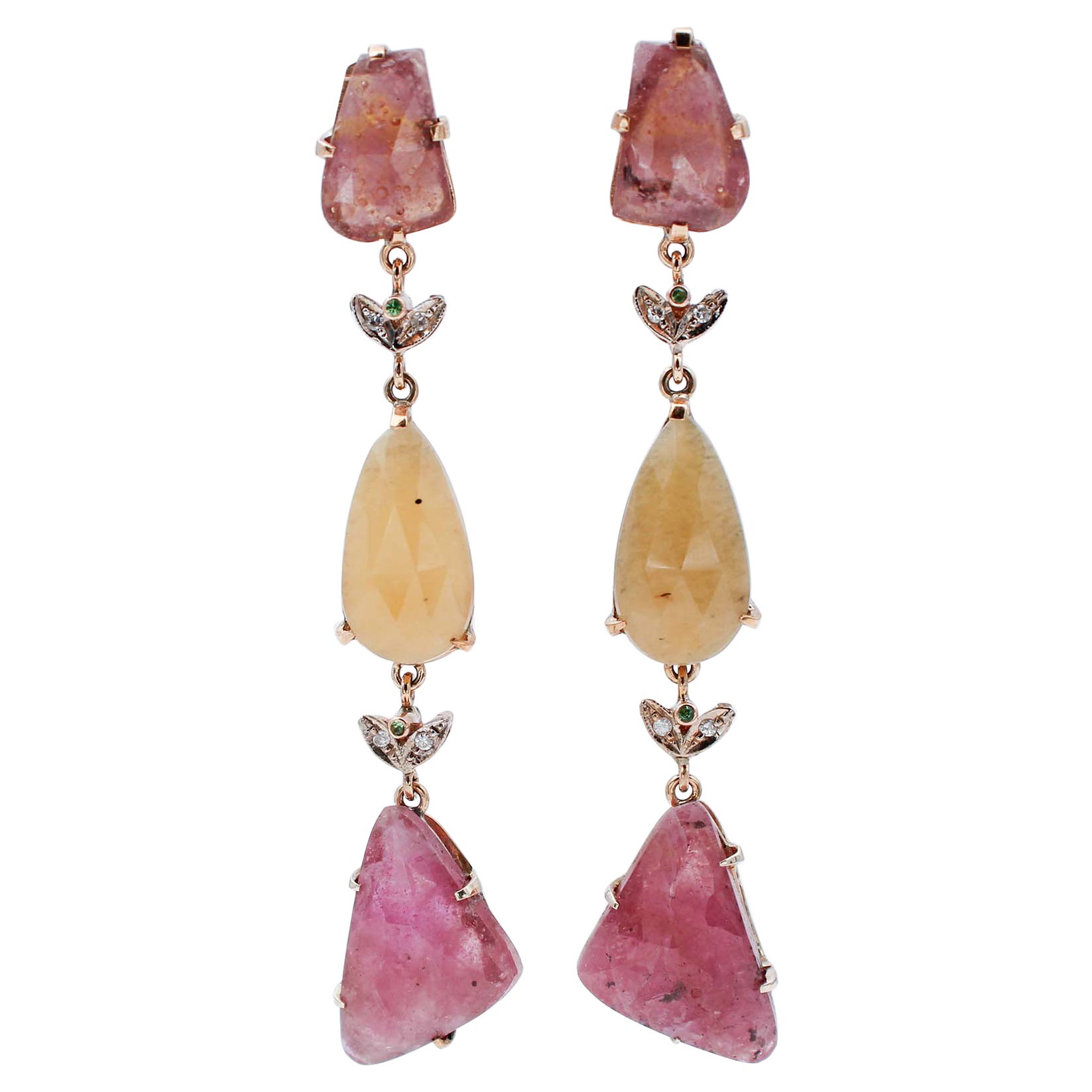 Pendants d'oreilles en or rose et blanc 9 carats, saphirs, tsavorites et diamants en vente