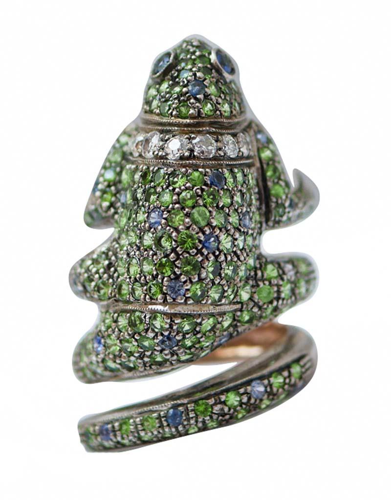 Anello camaleonte fashion in oro rosa 9 kt e struttura in argento montata con due zaffiri  come occhi e tutto il corpo, compresa la testa, è tempestato di tsavorite, zaffiri e diamanti sul collo.
Questo anello è stato realizzato totalmente a mano da