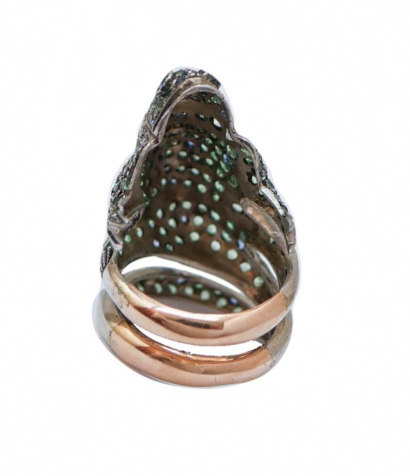 Taglio misto Zaffiri, tsavorite, diamanti, anello camaleonte in oro rosa e argento. in vendita
