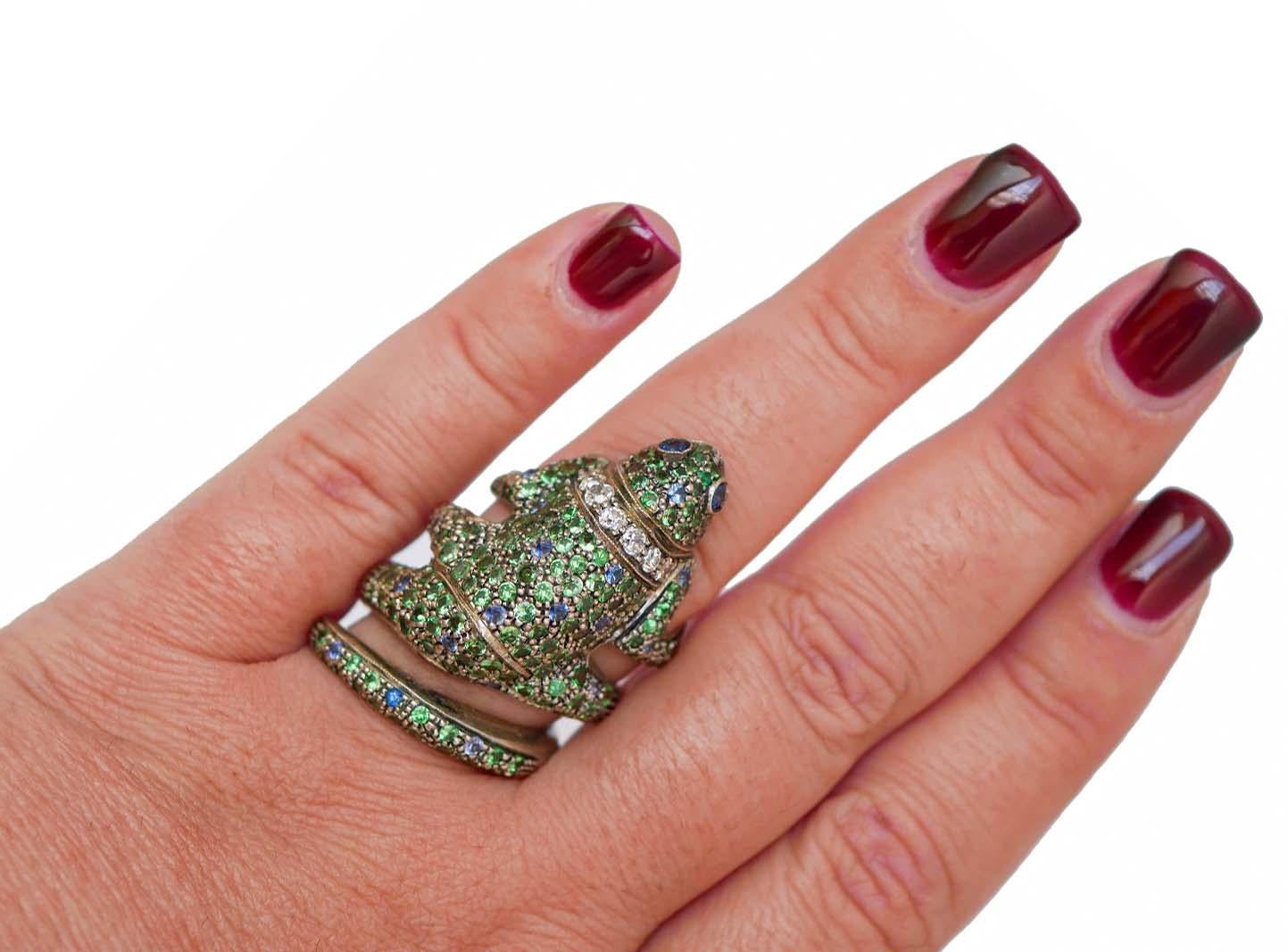 Donna Zaffiri, tsavorite, diamanti, anello camaleonte in oro rosa e argento. in vendita