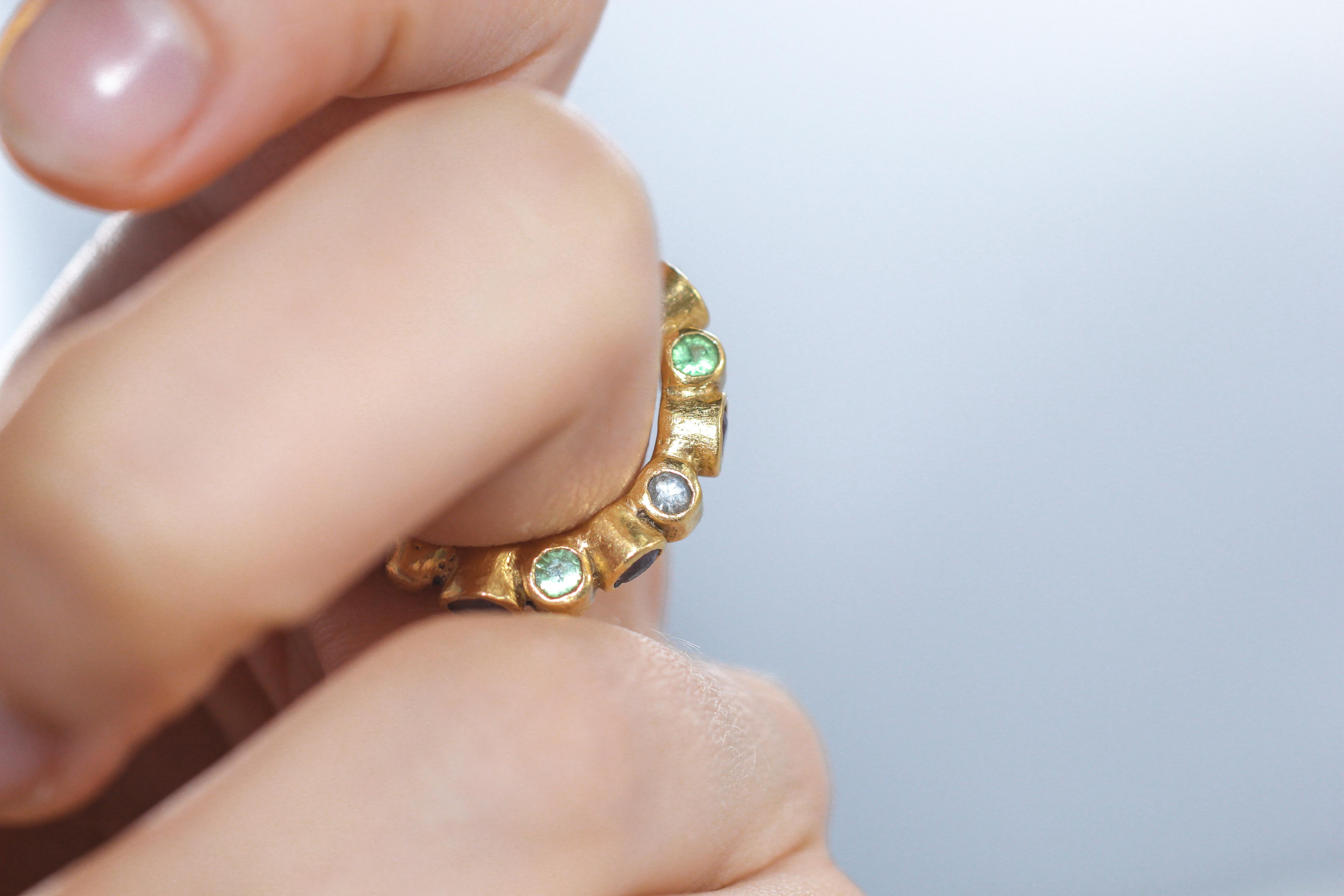 Handgefertigter Ring mit Saphiren, Tsavorit, Tanzaniten, 18 Karat massivem Gold, Mode oder Braut, Handgefertigt im Angebot 7