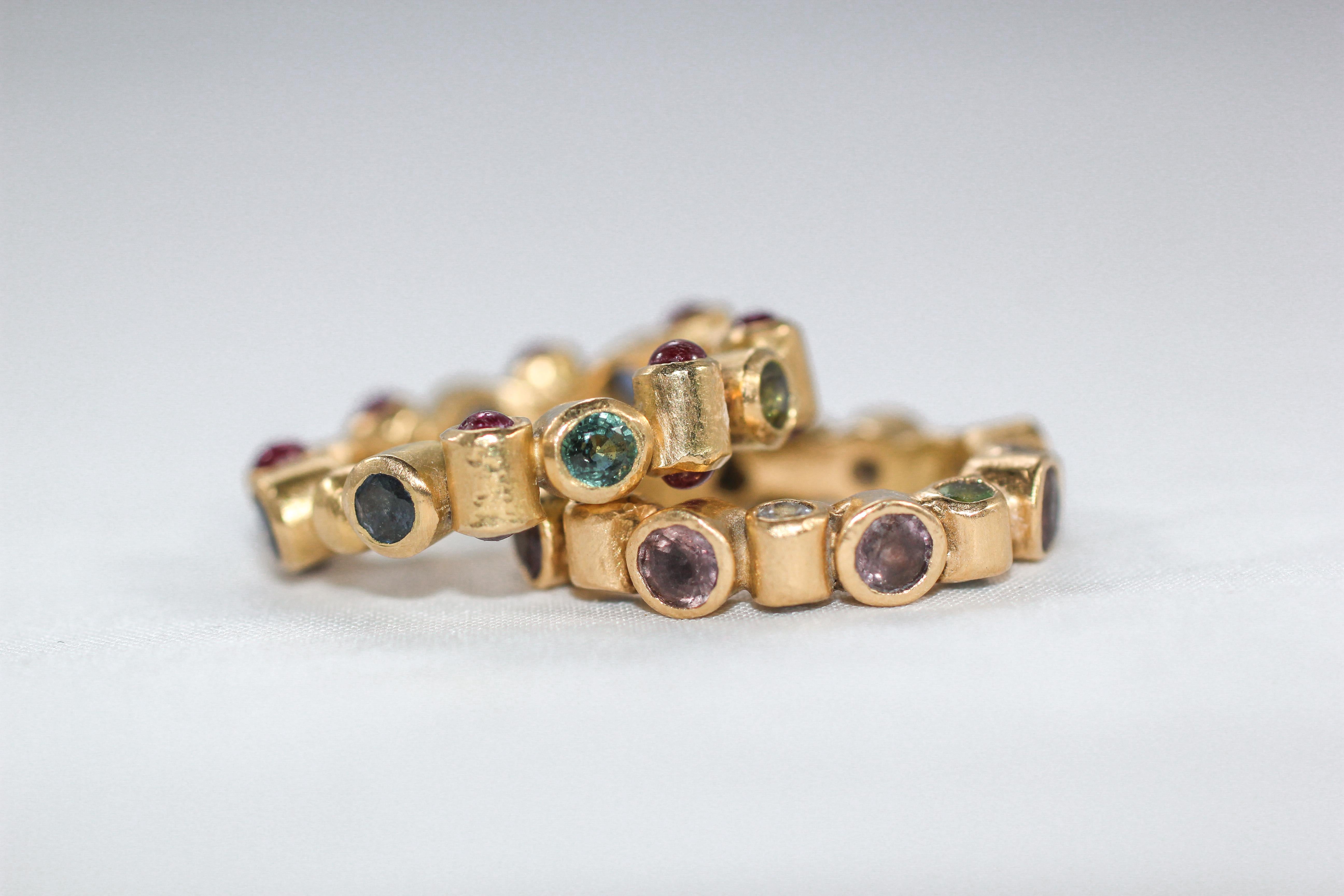 Handgefertigter Ring mit Saphiren, Tsavorit, Tanzaniten, 18 Karat massivem Gold, Mode oder Braut, Handgefertigt im Angebot 8