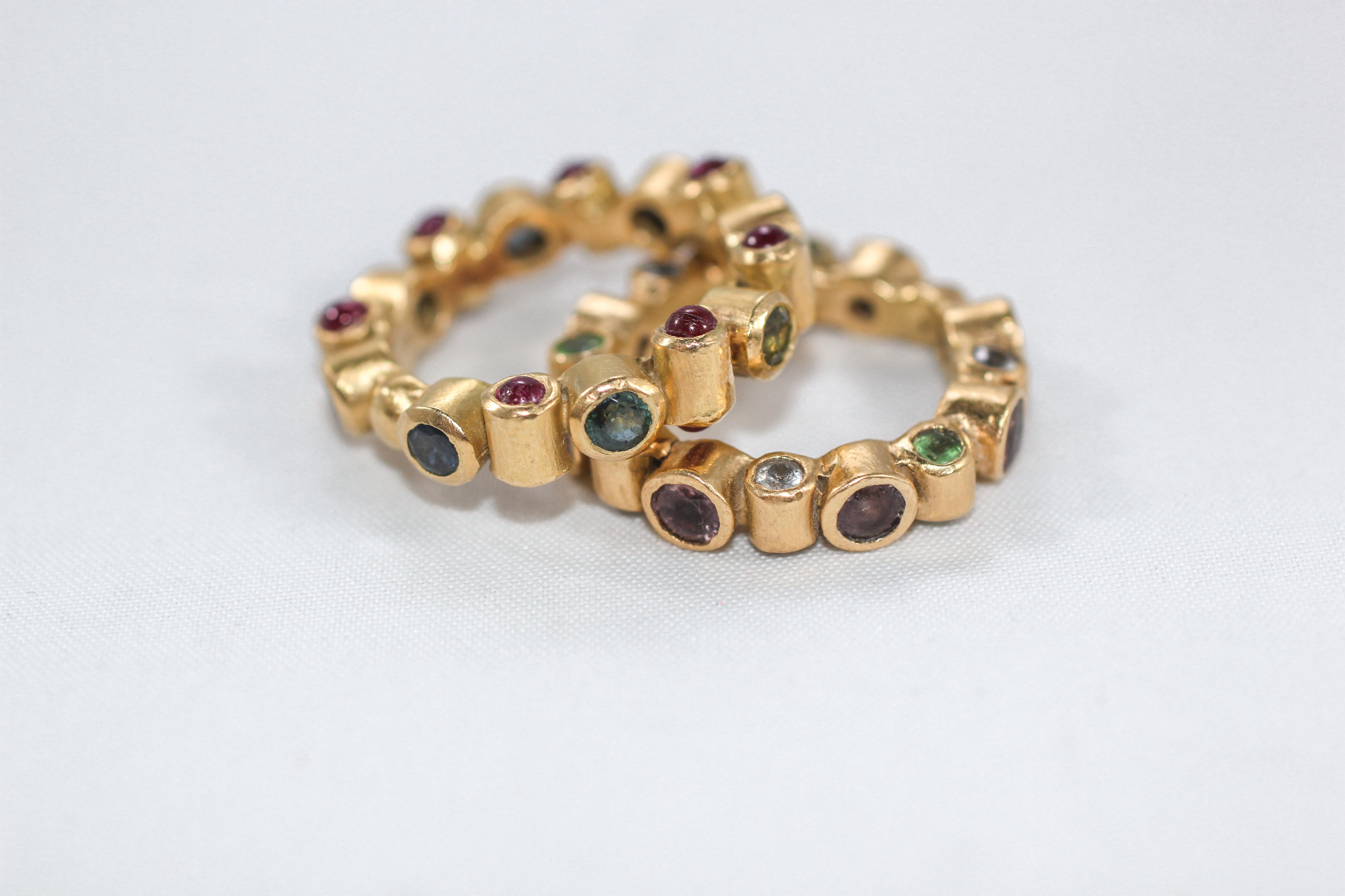 Handgefertigter Ring mit Saphiren, Tsavorit, Tanzaniten, 18 Karat massivem Gold, Mode oder Braut, Handgefertigt im Angebot 9