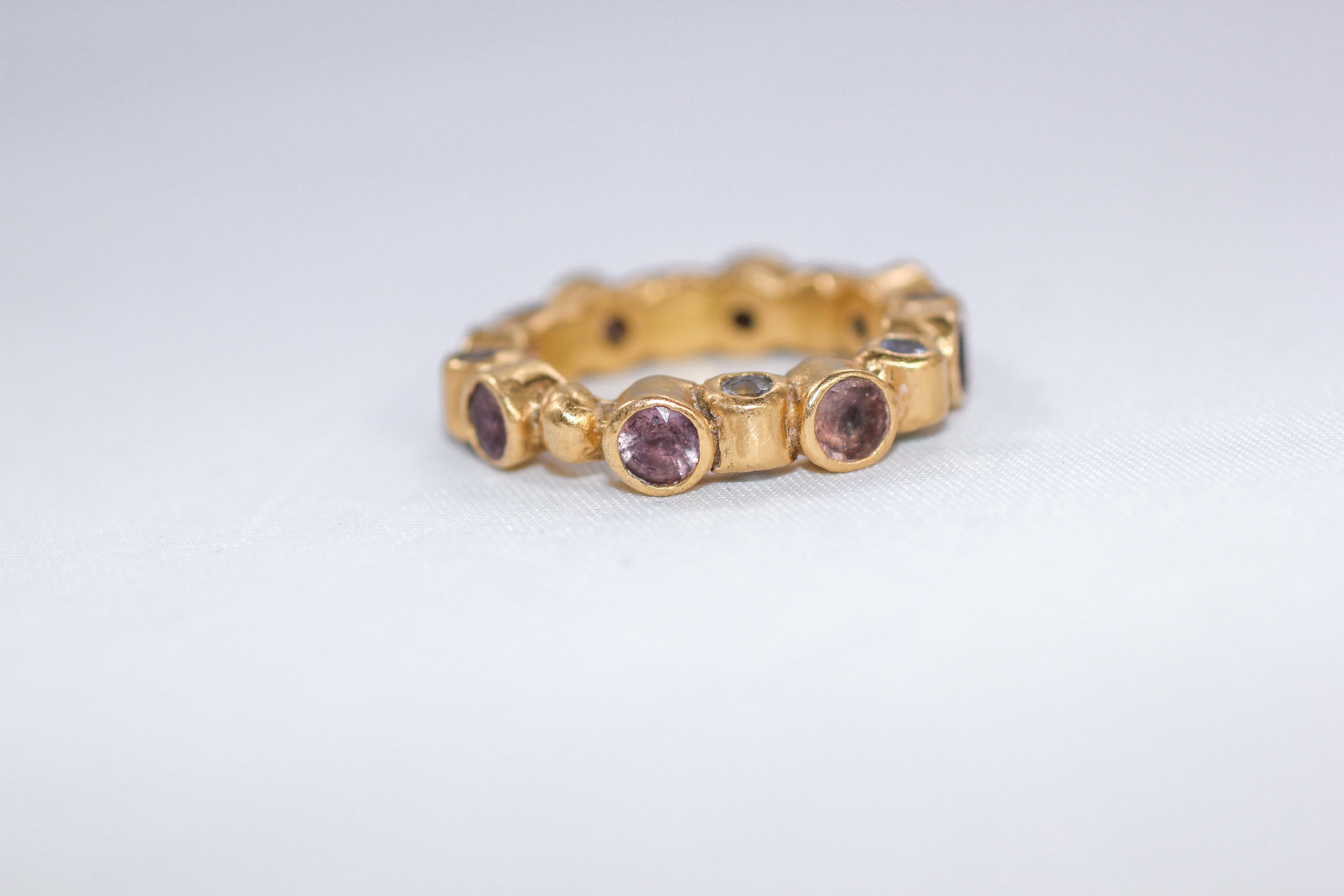 Hochzeits- oder Designer-Cocktailring mit Saphiren, Tsavorit, Tanzaniten, 18 Karat Gold (Rundschliff) im Angebot