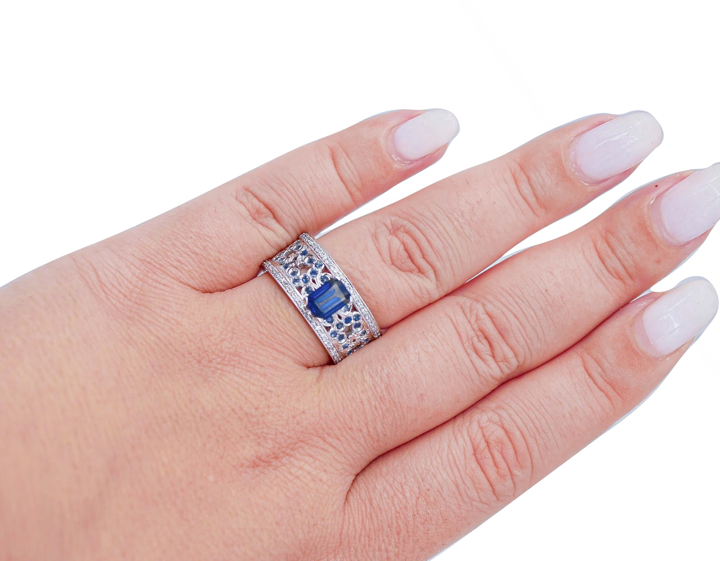 Sapphires, Diamonds, 14 Karat White Gold Ring In Good Condition For Sale In Marcianise, Marcianise (CE)