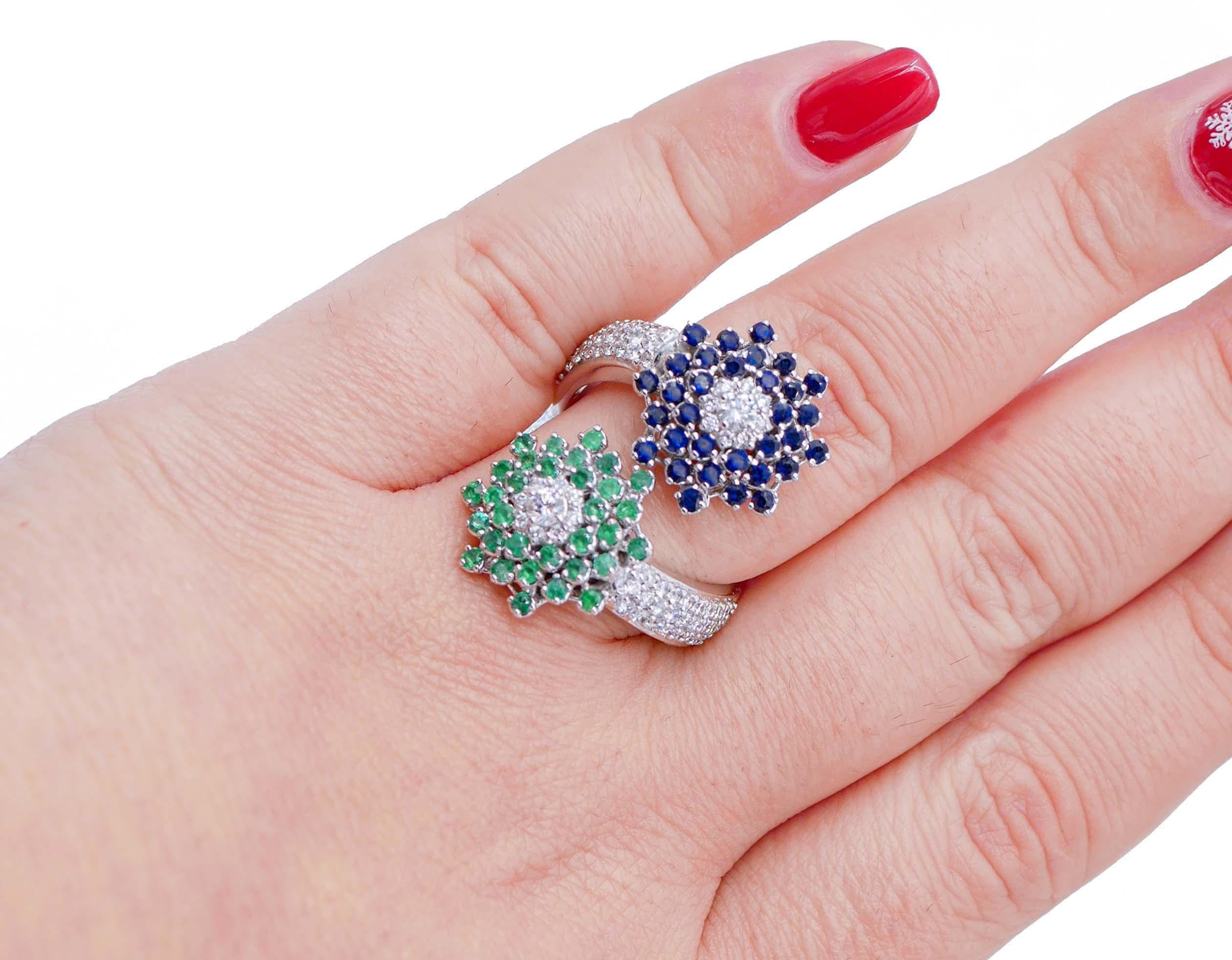 Sapphires, Emeralds, Diamonds, 18 Karat White Gold Contrarié Ring In Good Condition For Sale In Marcianise, Marcianise (CE)
