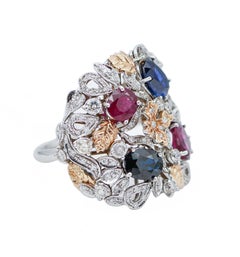 Zaffiri, rubini, diamanti, anello in oro bianco e rosa 14 carati.