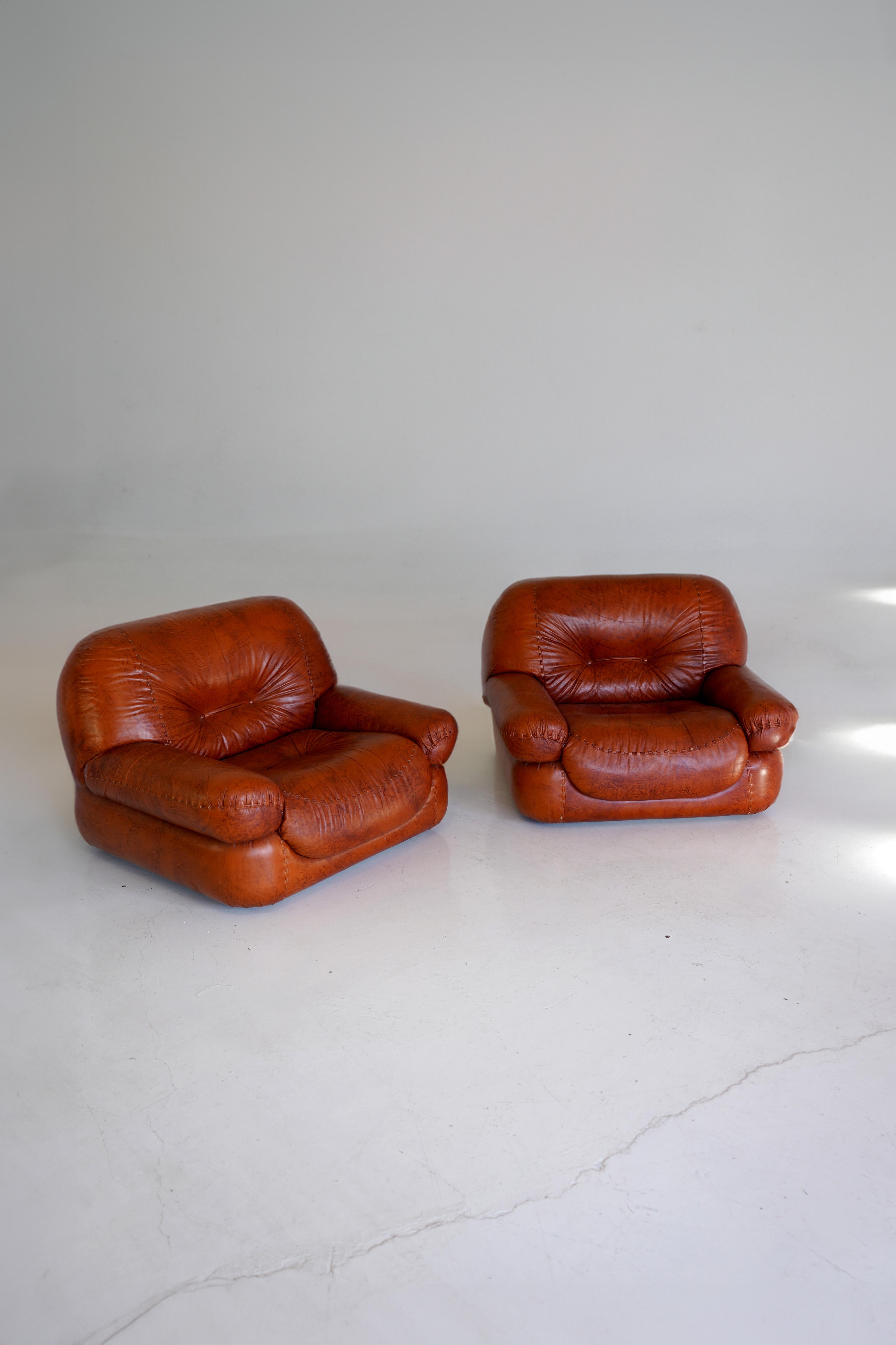 Pair of patinated cognac leather Sapporo armchairs for Mobil Girgi. Made in Italy, 1970s. Priced as a pair.

Very good vintage condition.