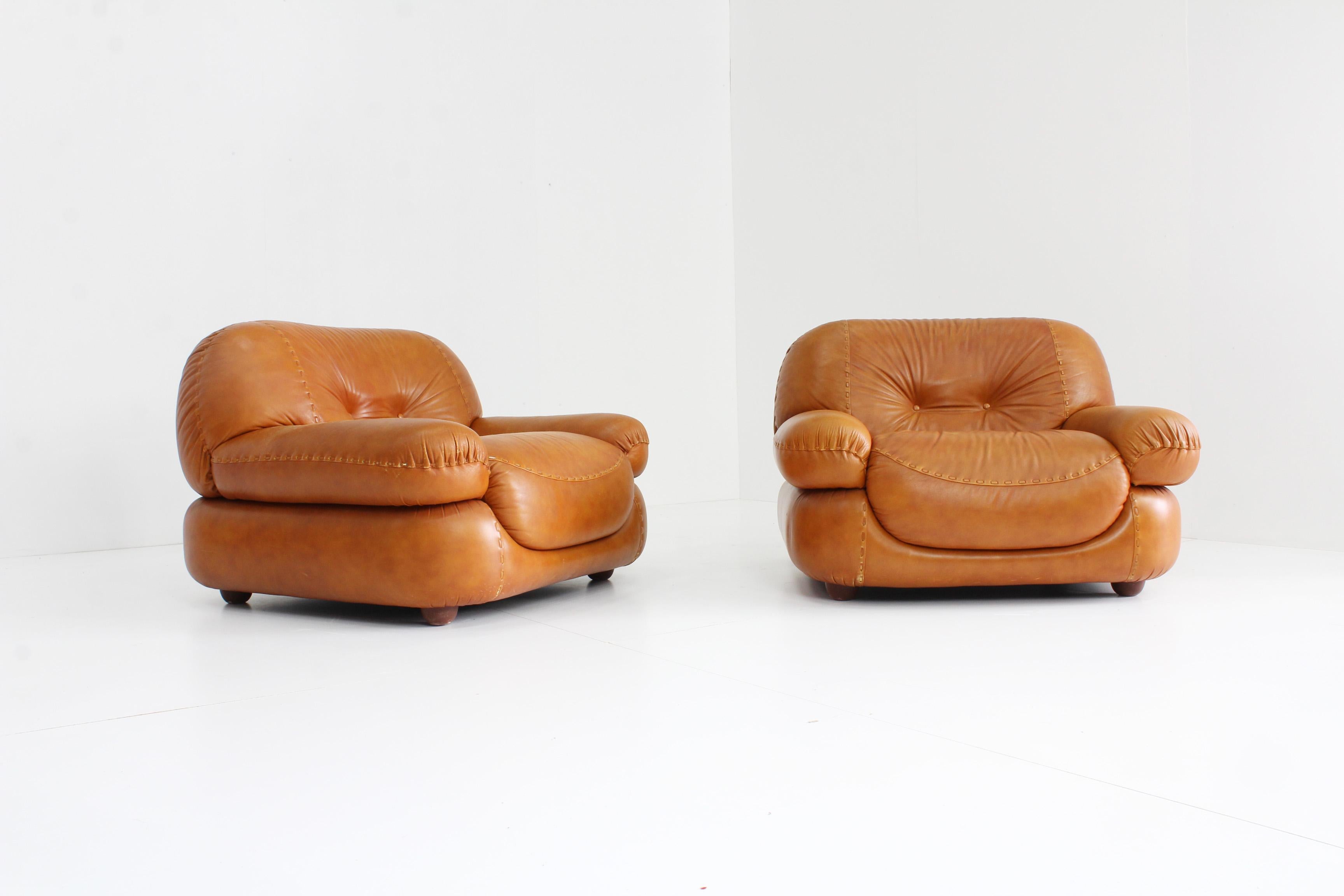 A set of 2 Italian Sapporo lounge chairs in cognac leather designed by Sapporo for Mobil Girgi in the 1970s. The chairs are extremly comfortable and well designed, high quality italian design. Original cognac leather upholstery, beautiful patina.