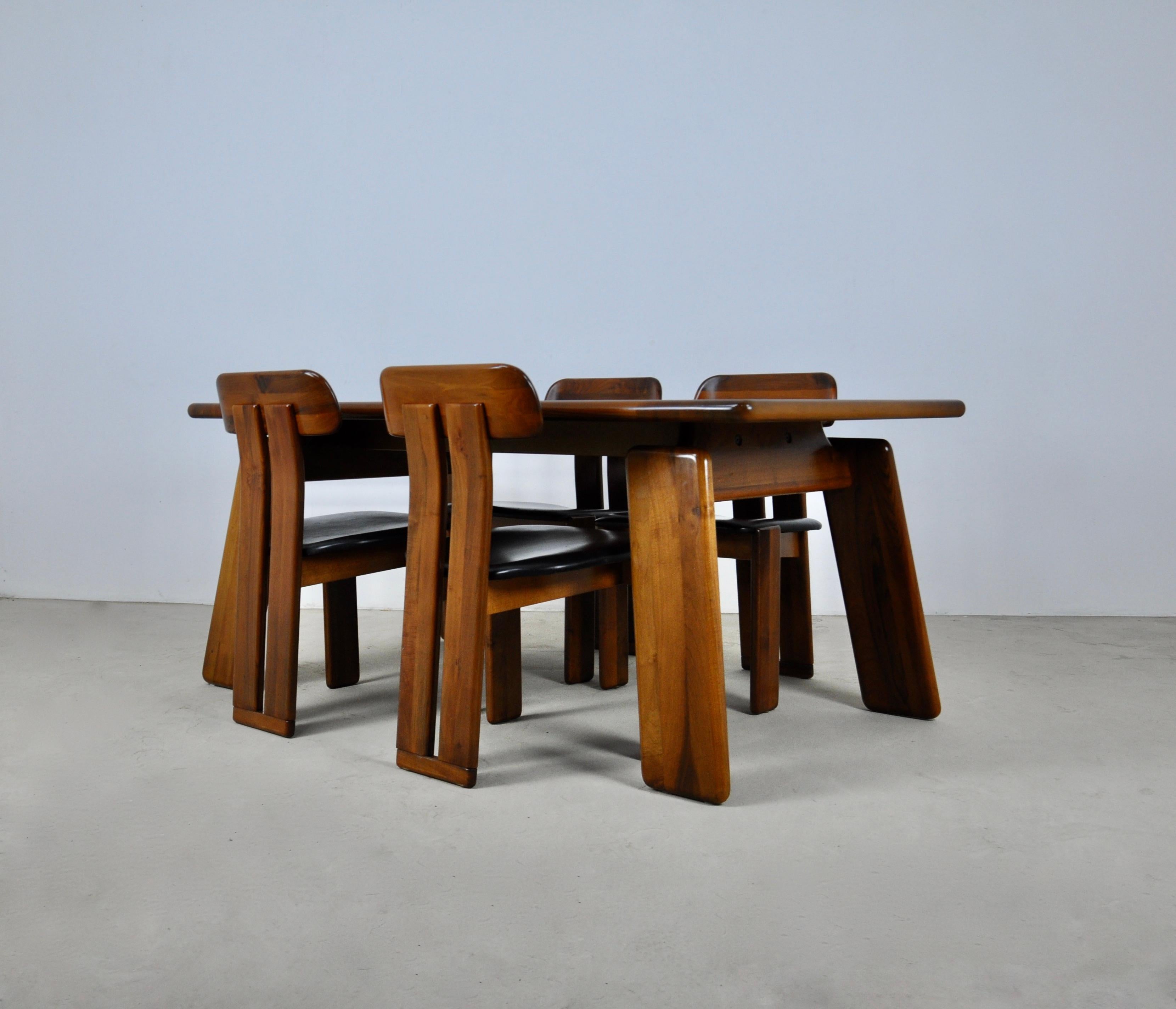 Dining set composed of 4 wooden and leather chairs and a wooden table from the Sapporo collection by Mario Marenco.

Dimensions of the chairs: height: 82 cm Width: 50cm Depth: 52cm Seat height: 45 cm

Table dimensions: Height: 75 cm Width: 180cm
