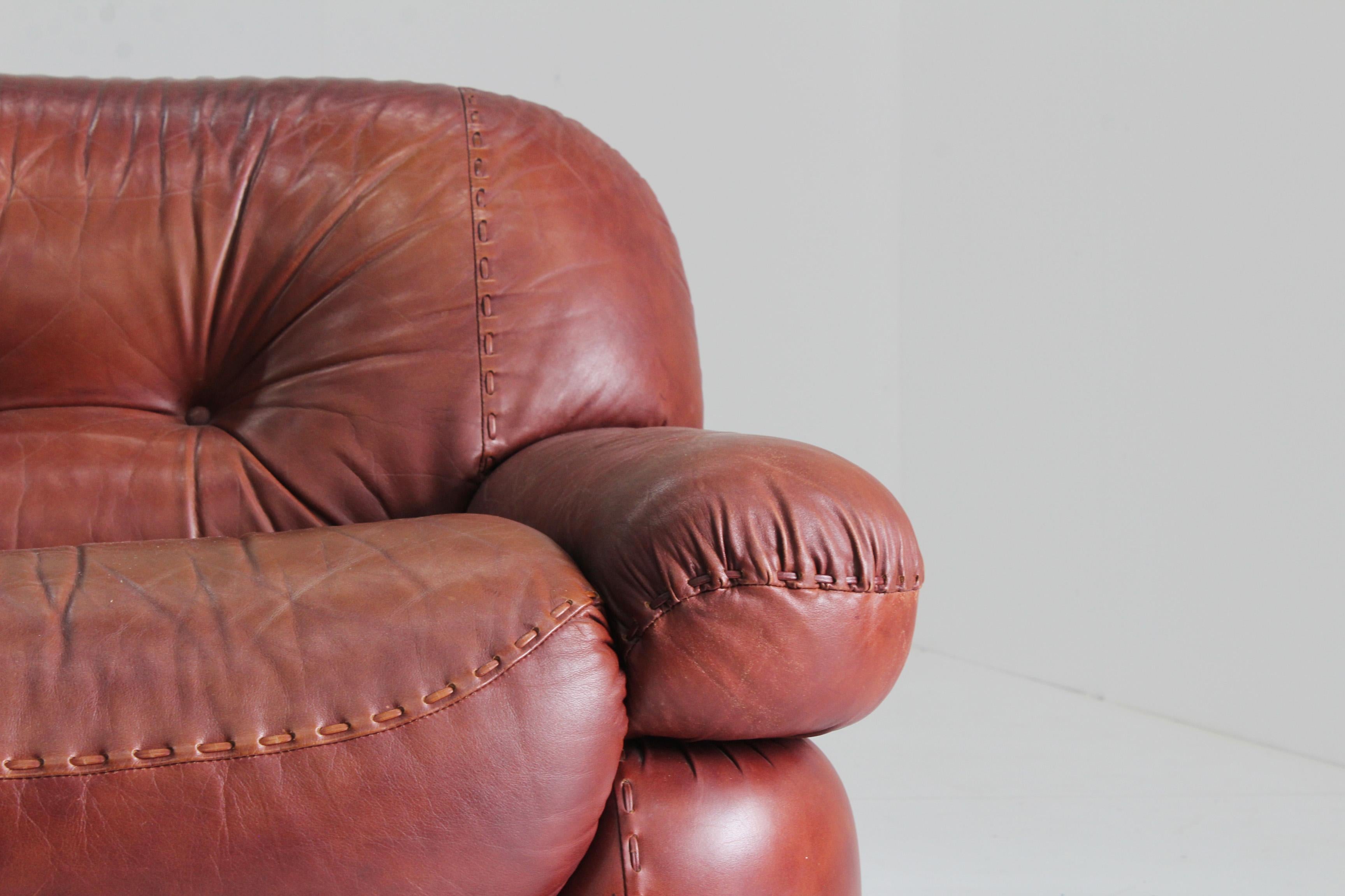 talian Leather 3 seater sofa designed by Sapporo for Mobil Girgi in the 1970s. The sofa is extremly comfortable and well designed, high quality italian design. Original burgundy brown leather upholstery, beautiful patina. The sofa has a very good