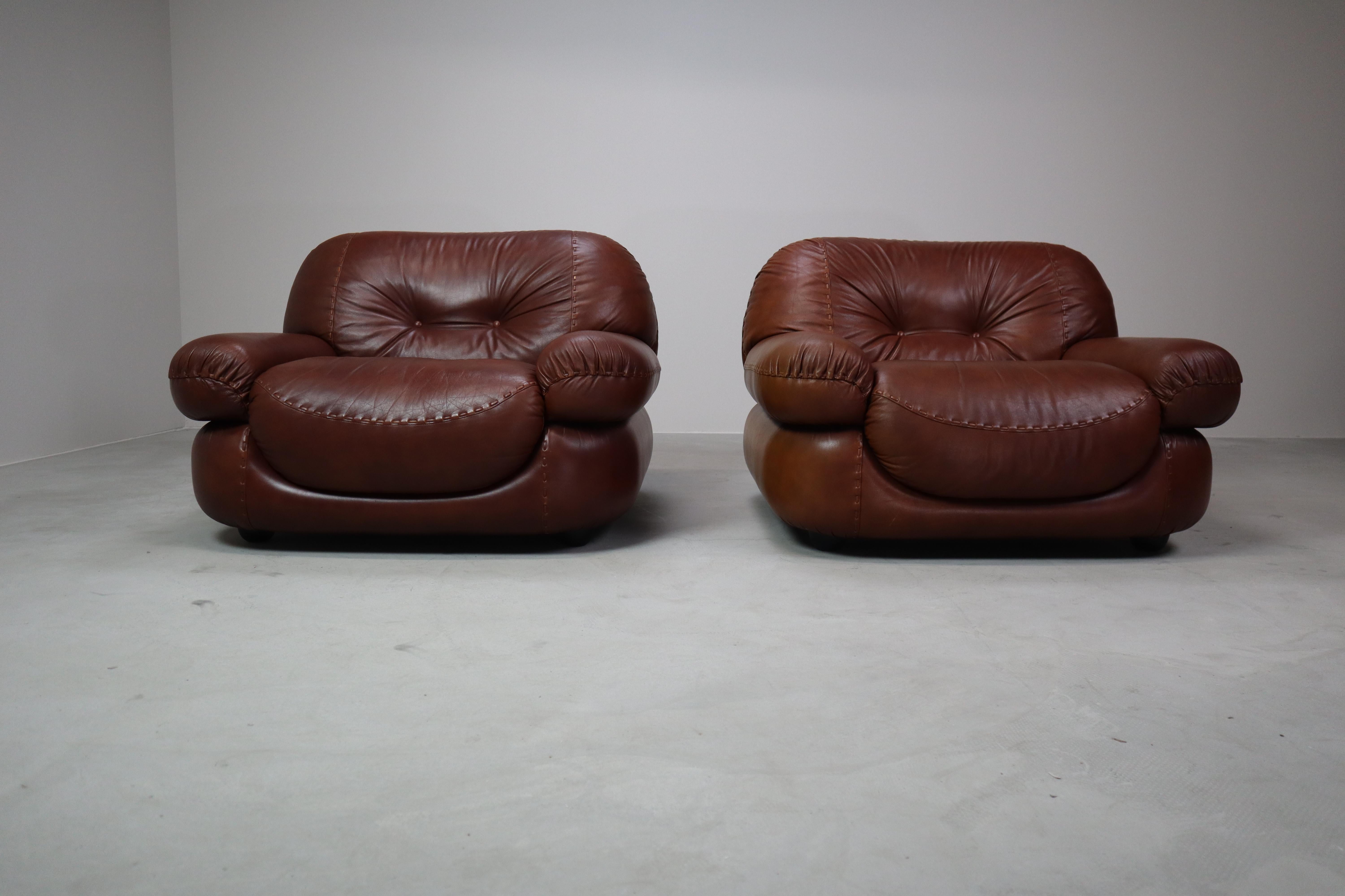 Sapporo leather armchairs by Mobil Girgi, italy 1970's For Sale 3