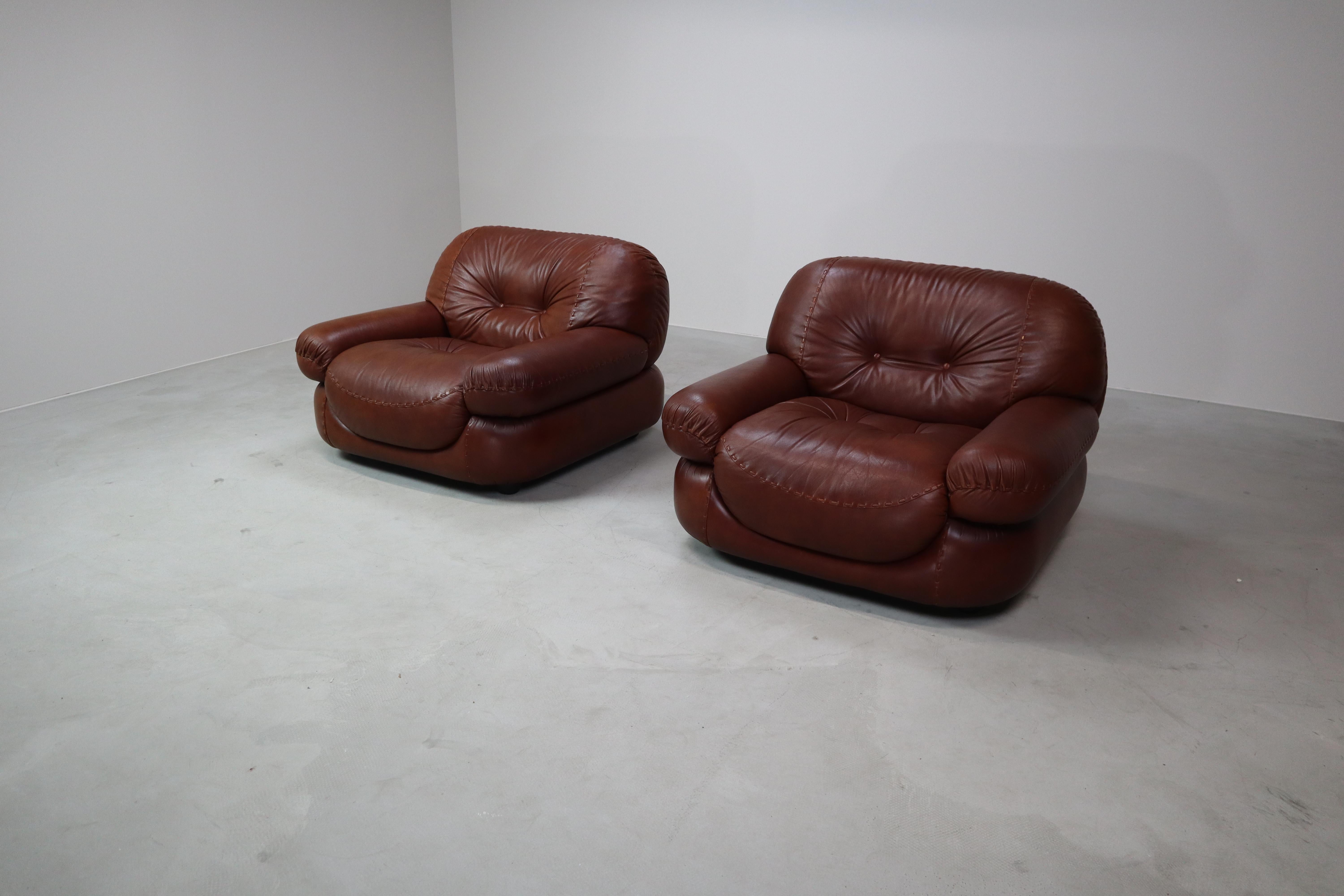 Sapporo leather armchairs by Mobil Girgi, italy 1970's For Sale 10