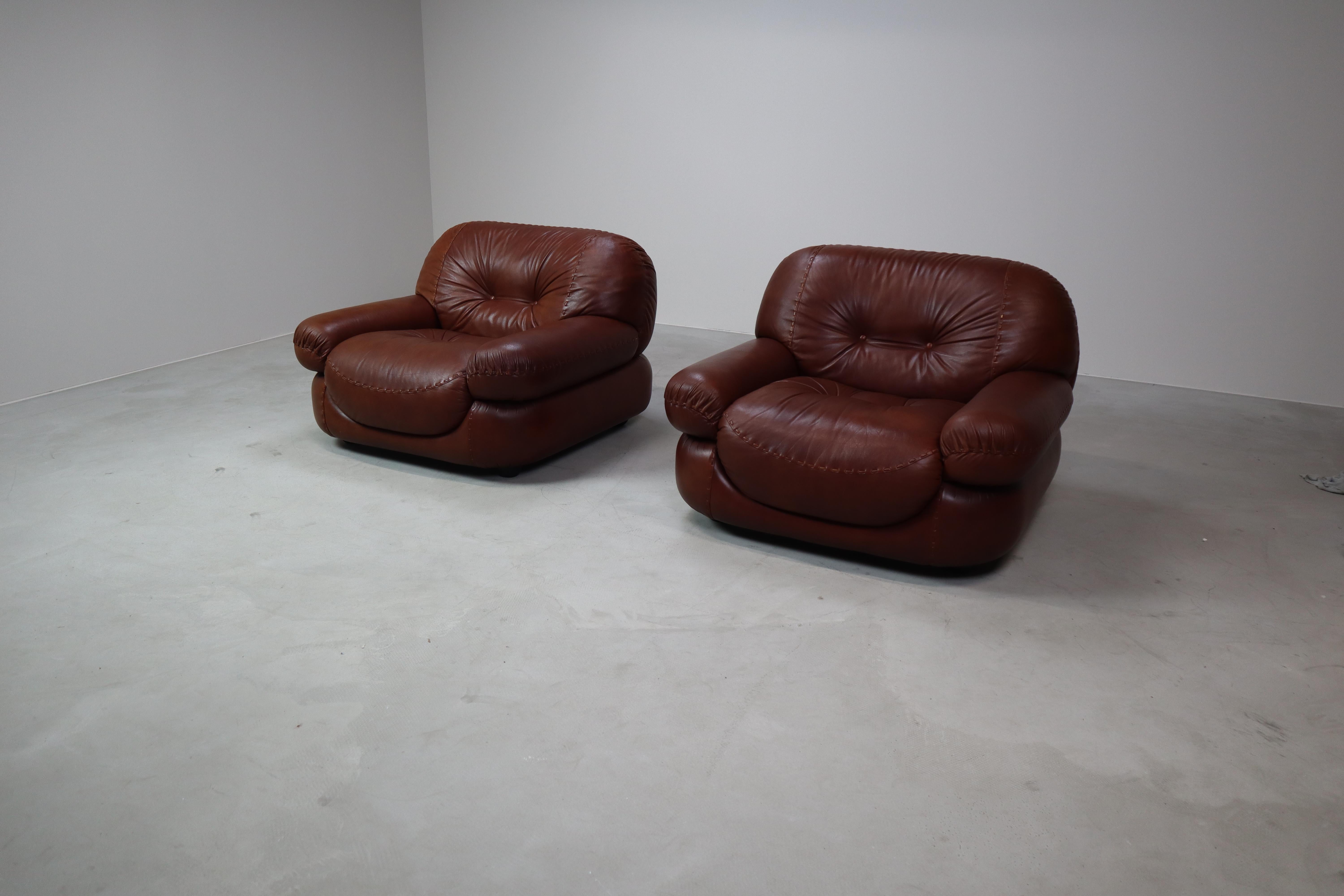 Sapporo leather armchairs by Mobil Girgi, italy 1970's For Sale 11