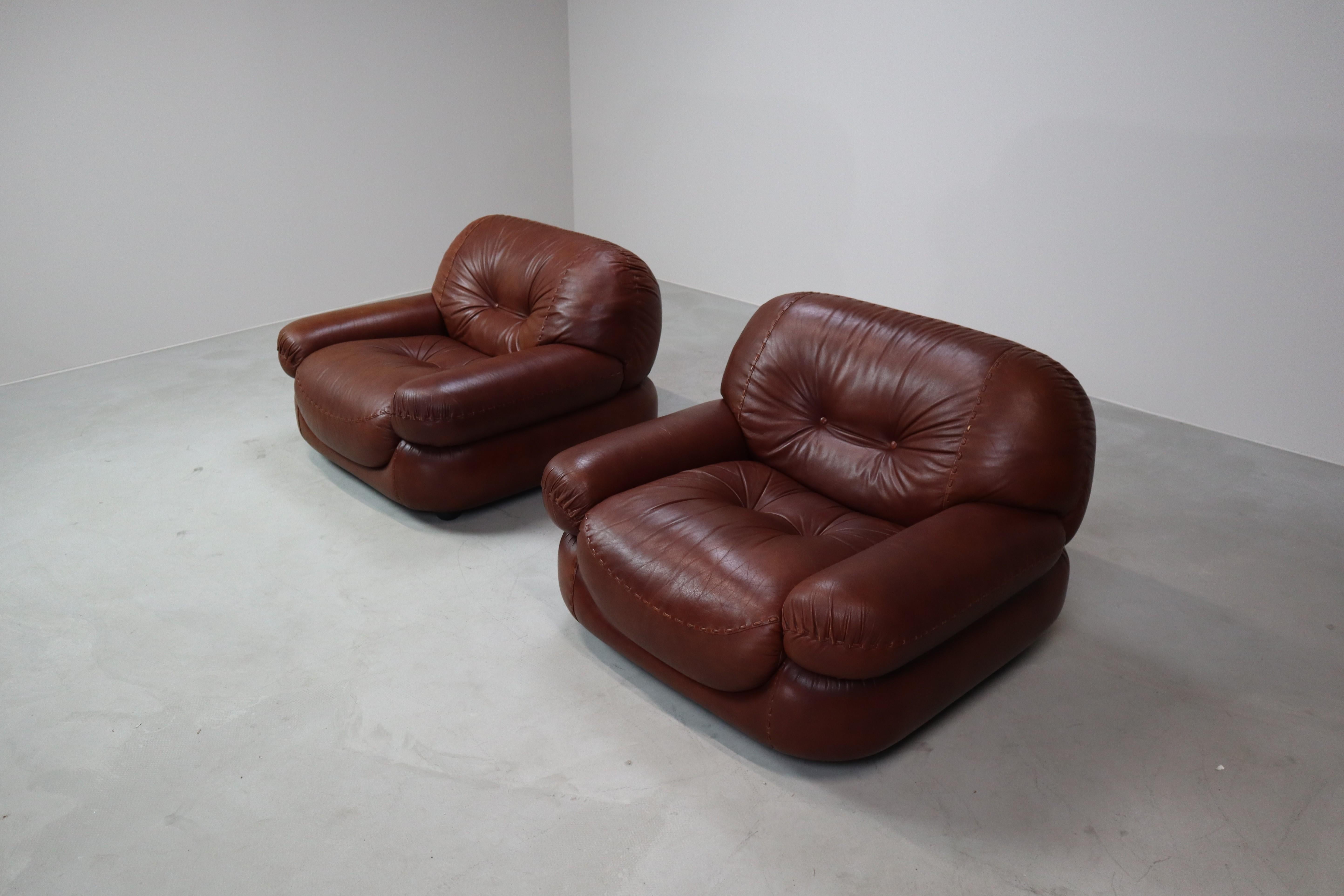 These Sapporo armchairs by Mobil Girgi from the 70s are a real eye-catcher. With their organic shape, deep seating comfort and high-quality leather finish, they not only offer a stylish look, but also ultimate comfort. The red-brown leather