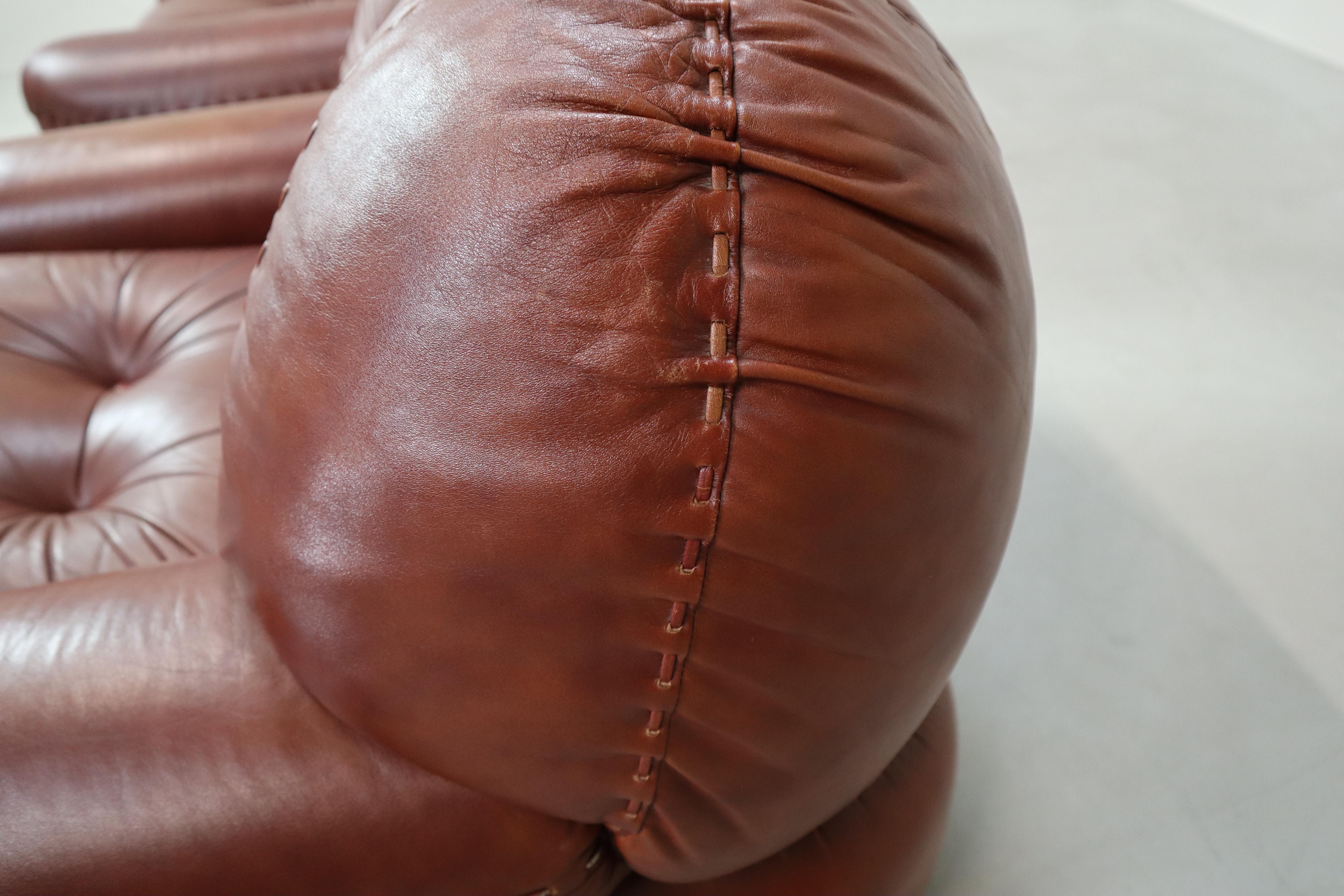 Sapporo leather armchairs by Mobil Girgi, italy 1970's In Good Condition For Sale In Langemark-Poelkapelle, BE