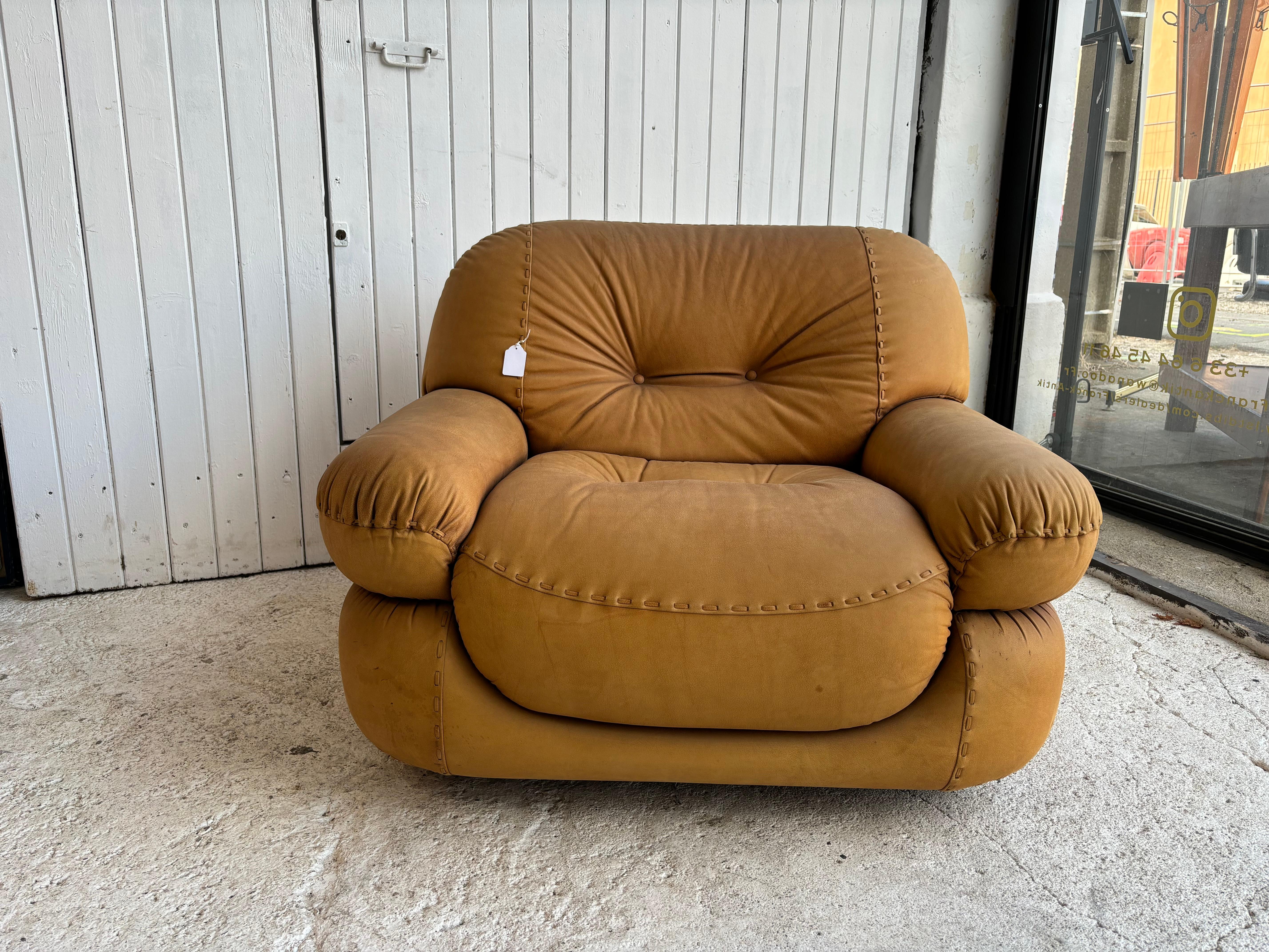 Nice Sapporo caramel leather armchair, Mobil Girgi edition of the 70s
The confort is really exceptional 
The stitching of the leathers is remarkable with a baseball glove-style decoration