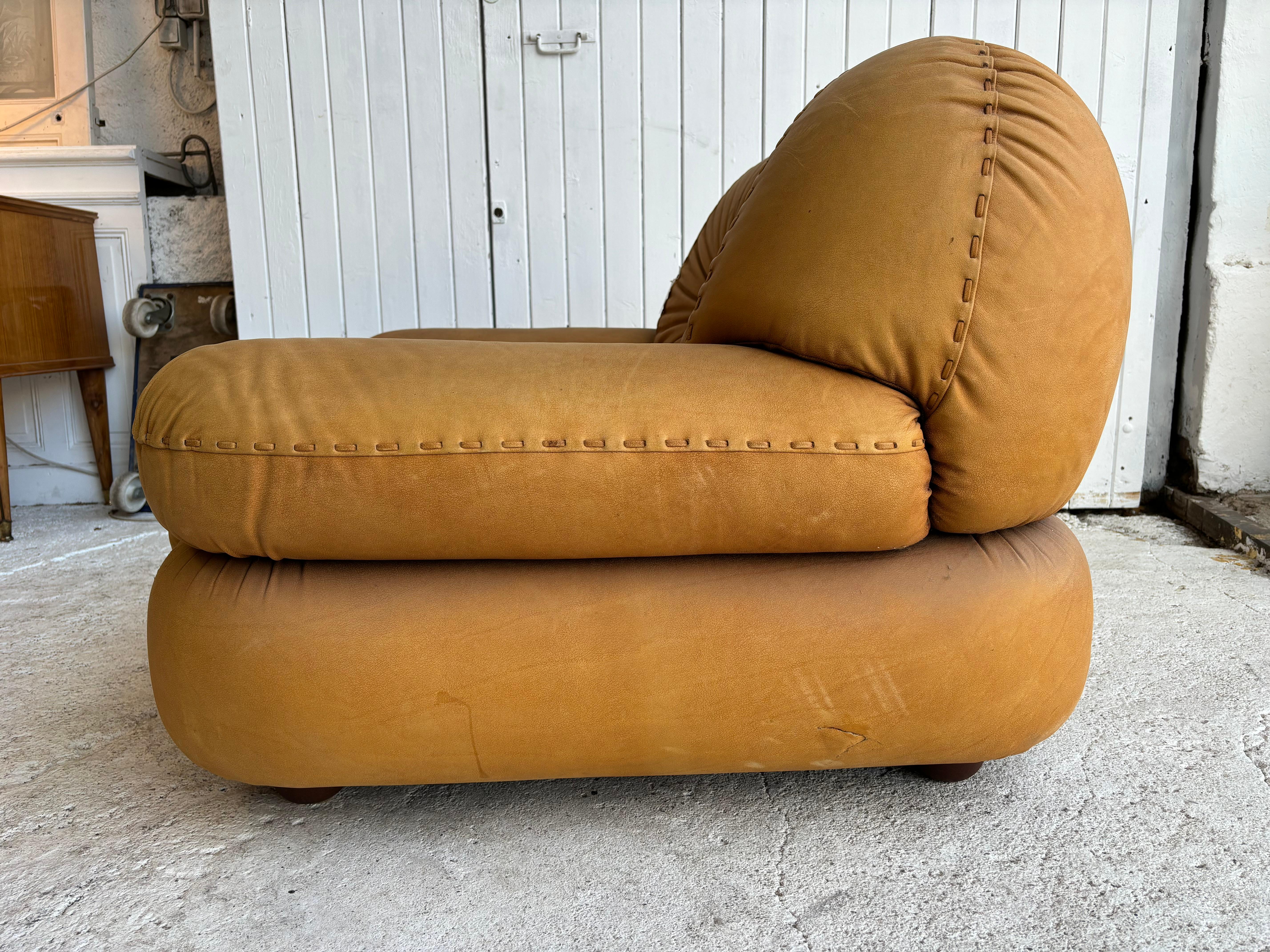 Sapporo Leather Chair by Mobel , 1970’s Italy In Good Condition In PÉZENAS, FR
