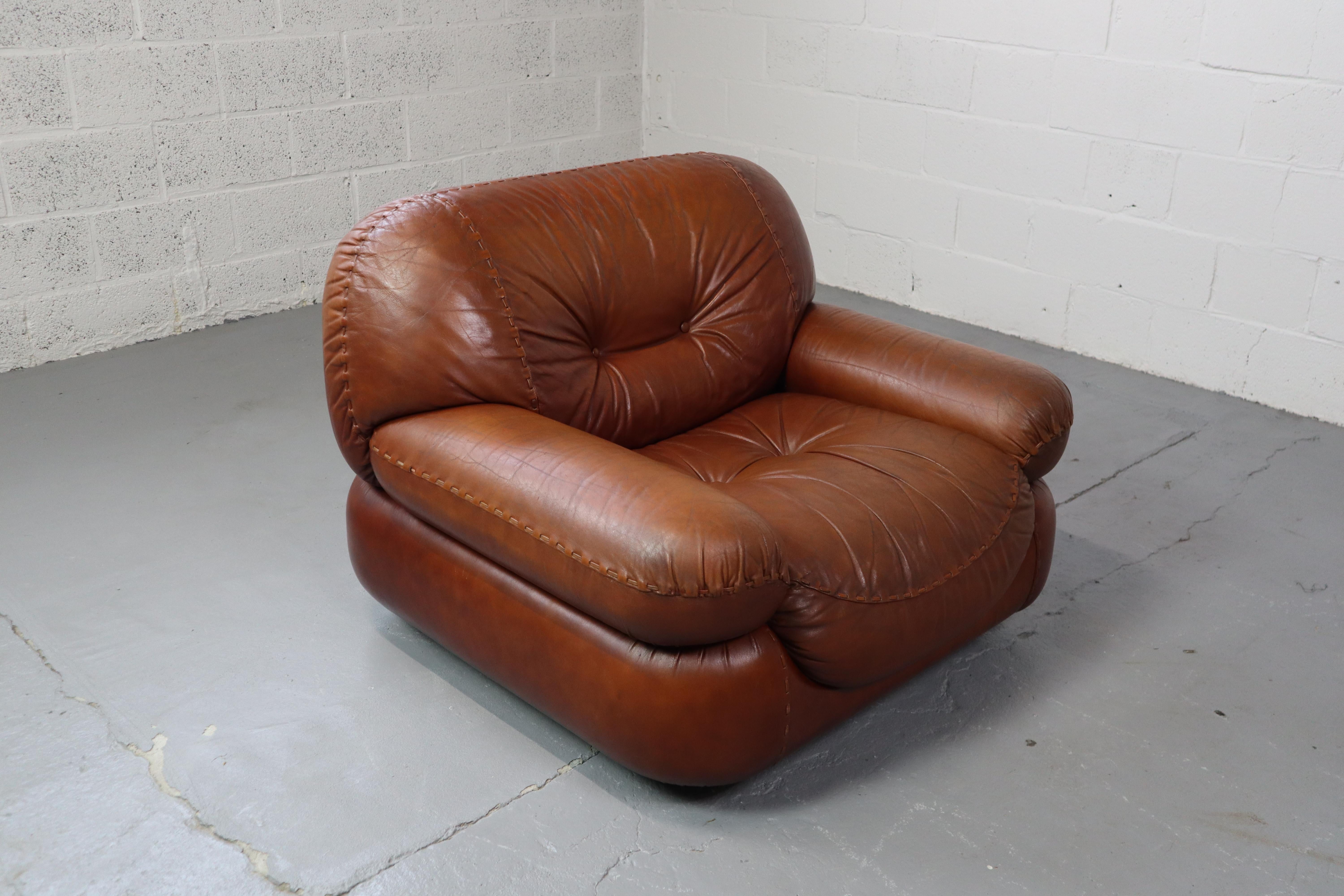 Sapporo lounge chair produced by Mobil Girgi Italy 1970's. Original leather upholstery.
Big and fluffy!