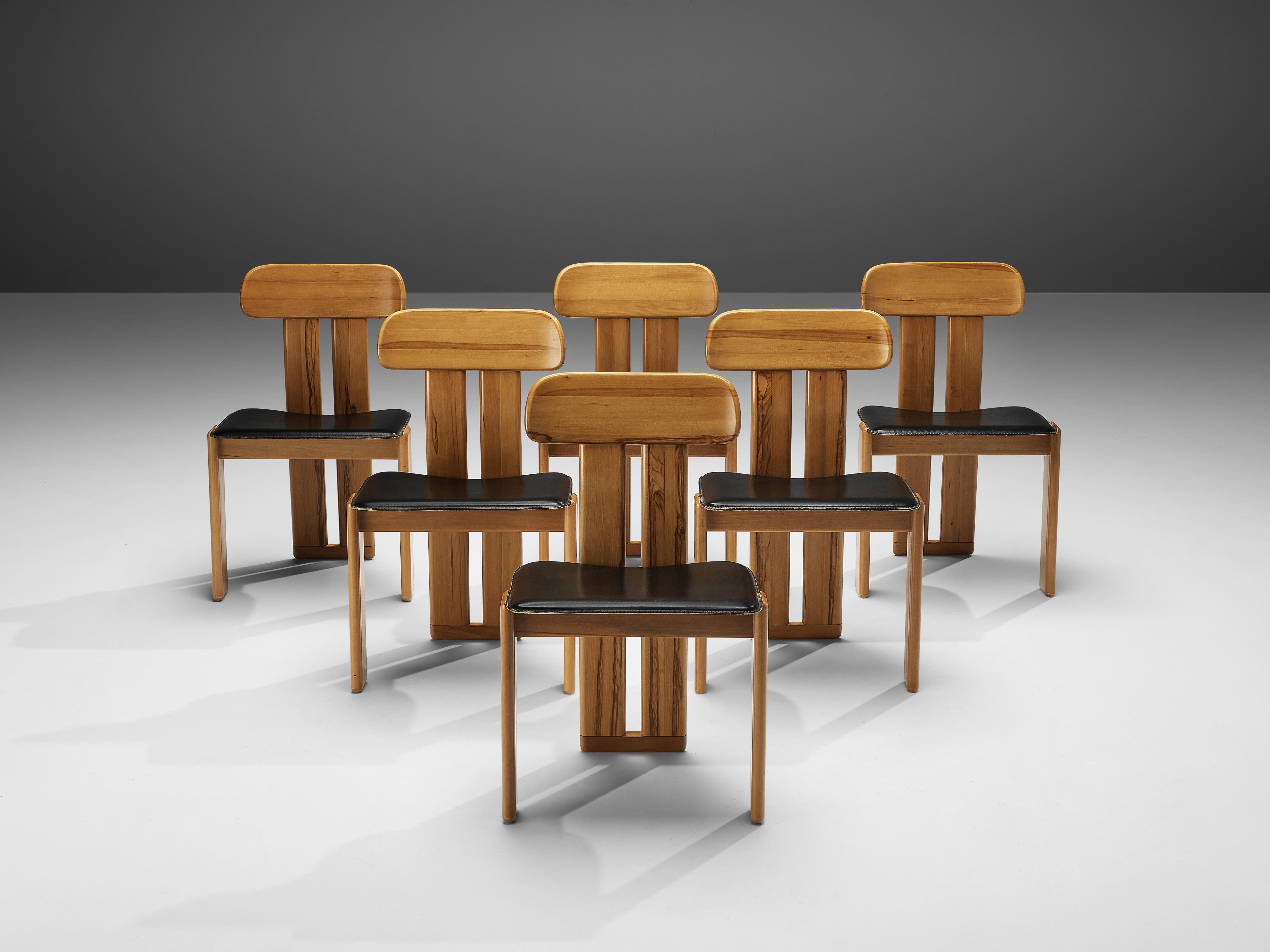 Sapporo for Mobil Girgi, set of six dining chairs, Italian walnut, black leather, Italy, 1970s 

Set of sculptural chairs that feature wonderful backrests, consisting of two vertical slats distanced from each other. At the bottom and top these are