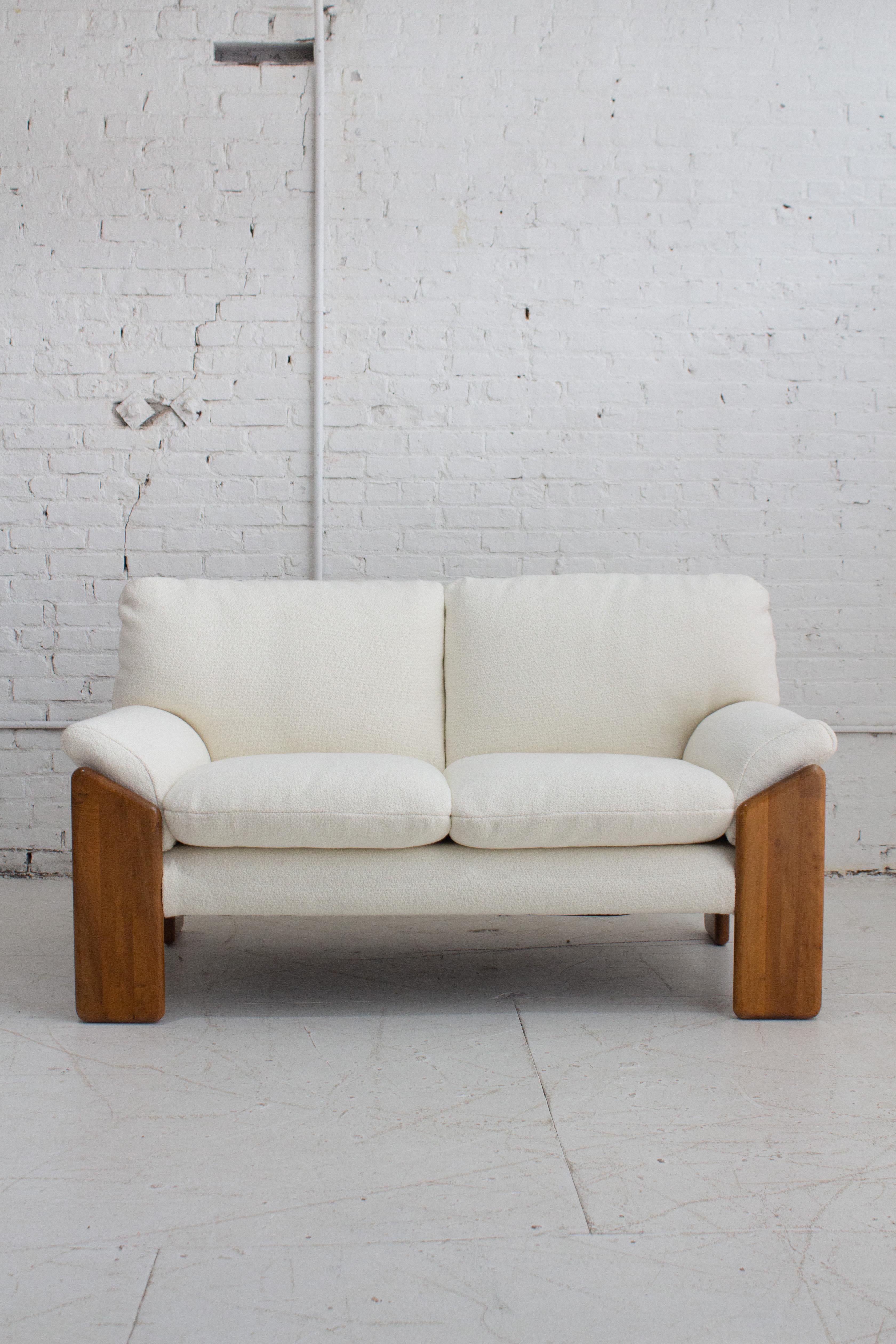 „Sapporo“ Zweisitzer-Sofa mit Holzrahmen von Mario Marenco für Mobil Girgi (20. Jahrhundert) im Angebot