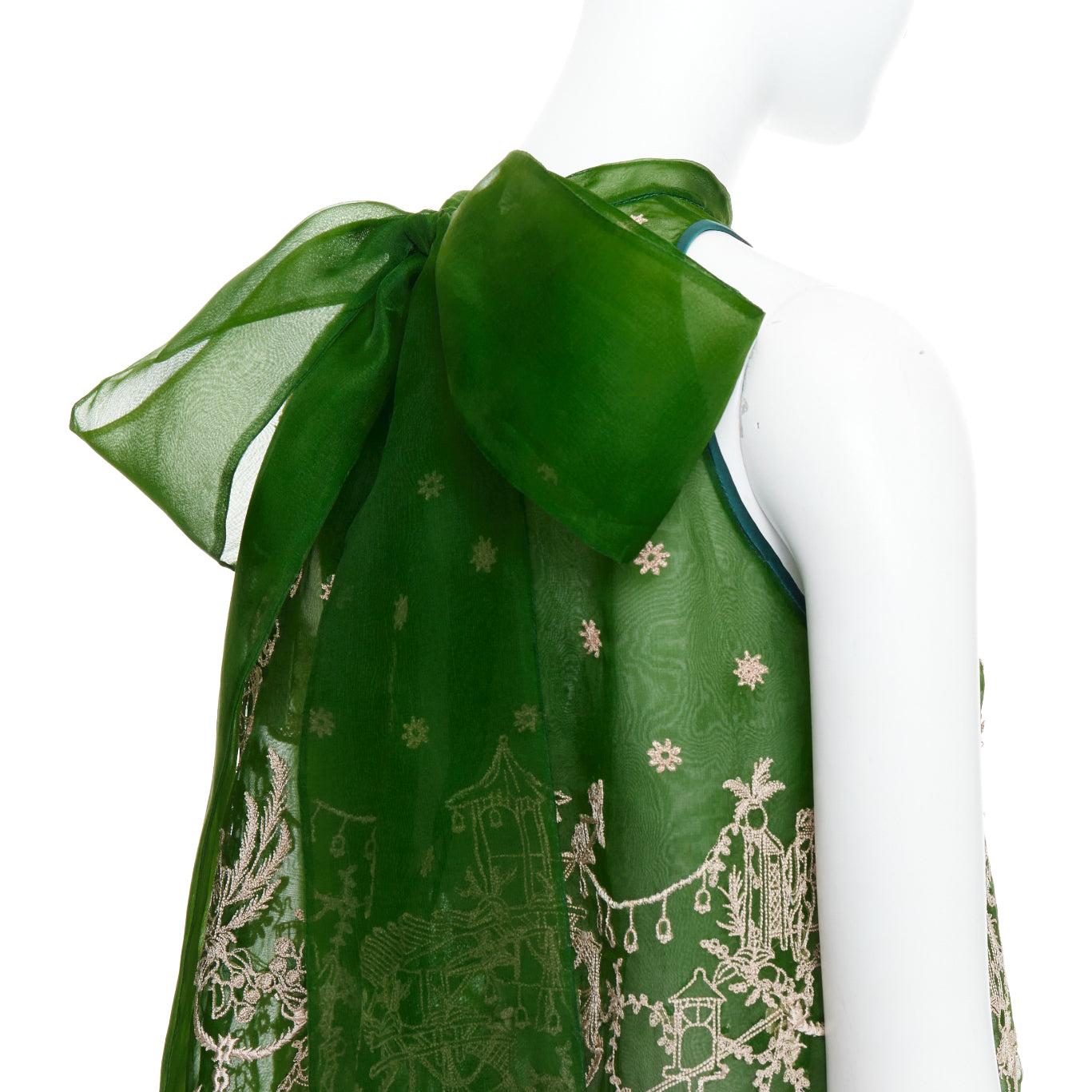 SAPTO DJOJOKARTIKO top sin mangas bordado oriental verde beige
Referencia: LNKO/A02531
Marca: Sapto Djojokartiko
Material: Sensación de seda
Color: Verde, Beige
Patrón: Sólido
Cierre: cremallera
Forro: Tejido verde
Detalles adicionales: Cremallera