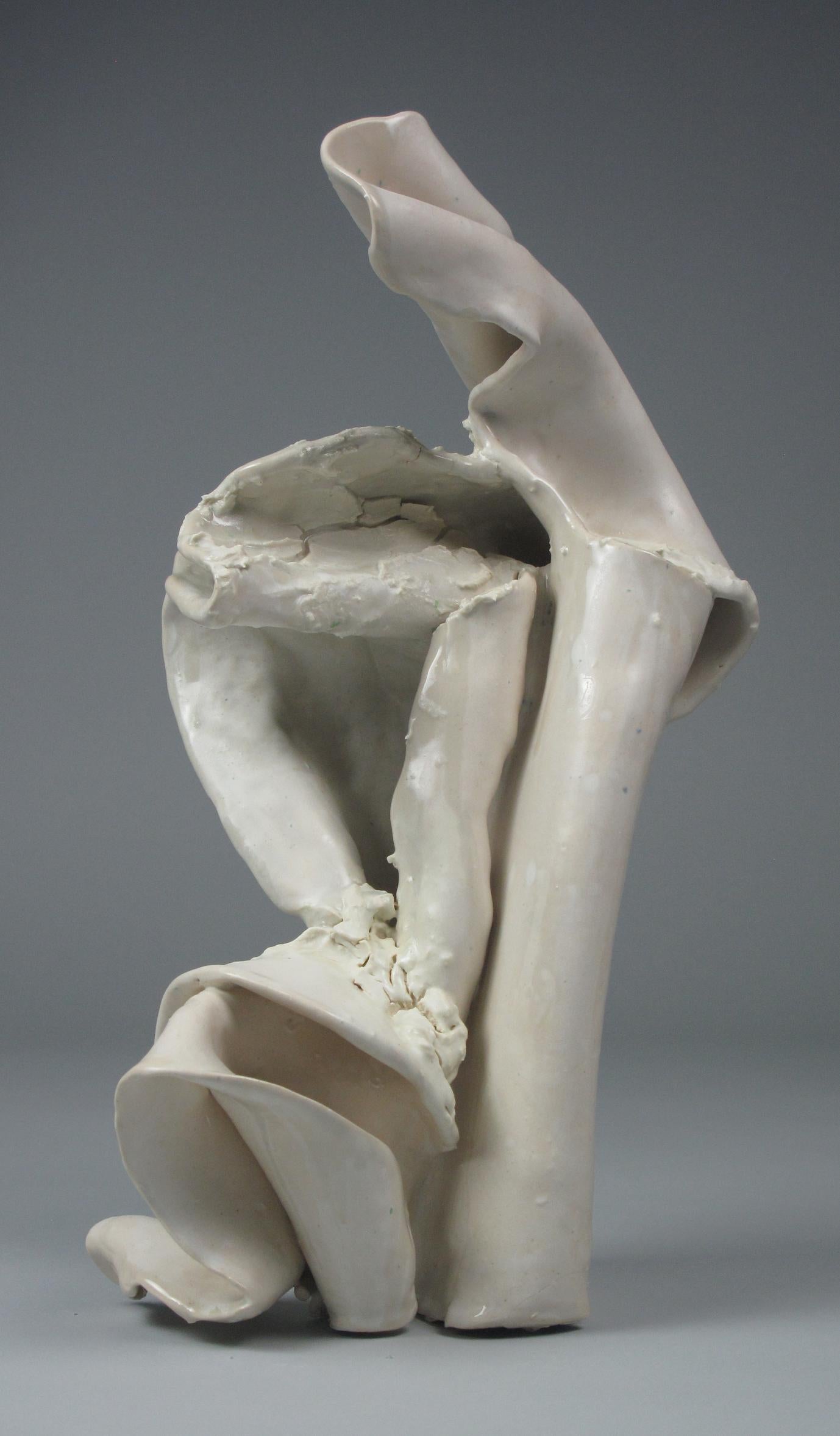 Bend, gestuel, céramique, sculpture, blanc, crème, grès - Contemporain Sculpture par Sara Fine-Wilson