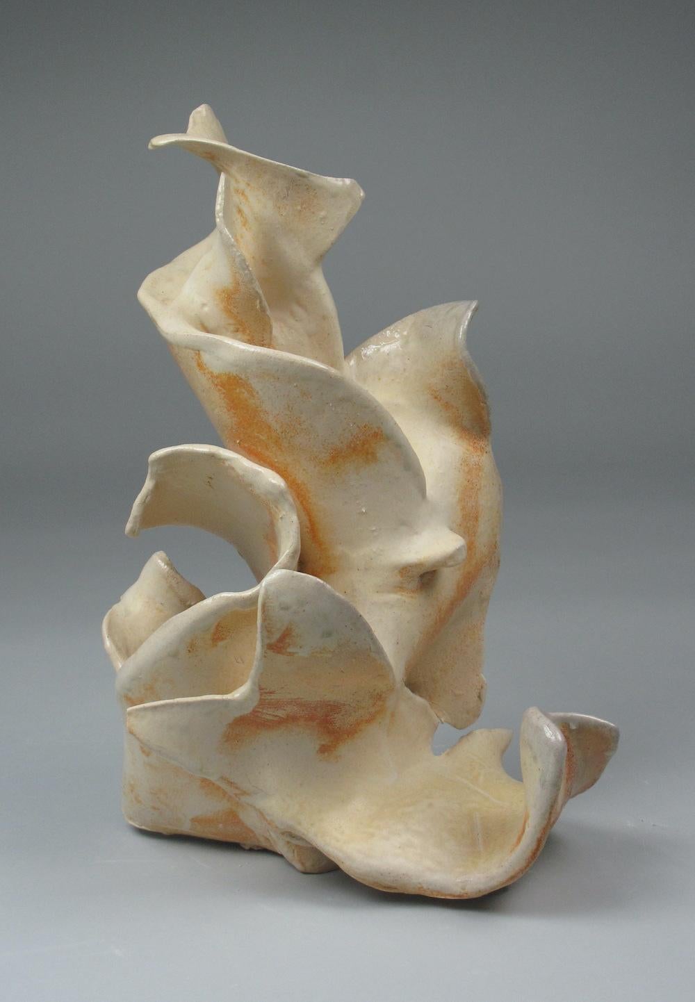 Abstract Sculpture di Sara Fine-Wilson - "Blush", gestuale, ceramica, crema, seppia, grigio, scultura