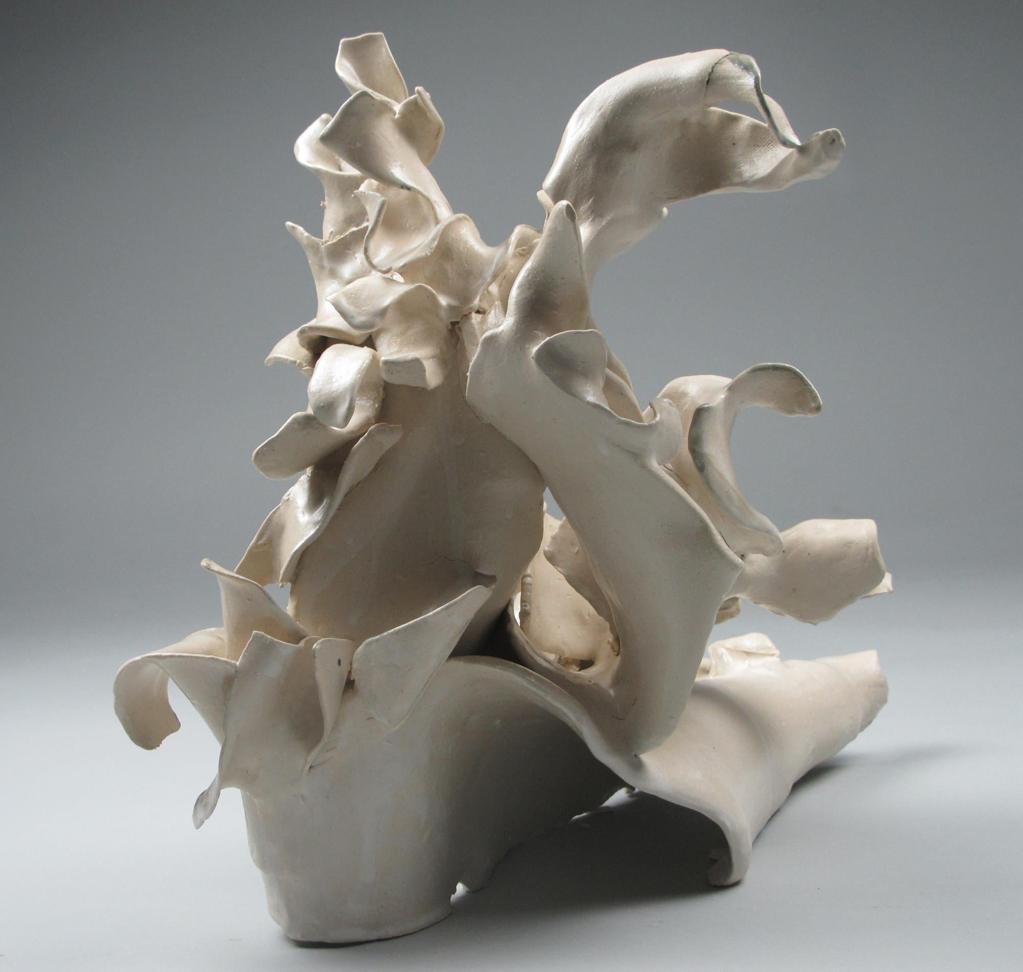 « Flip », gestuel, céramique, sculpture, blanc, crème, gris, bleu, grès en vente 4