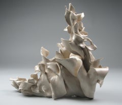 « Flip », gestuel, céramique, sculpture, blanc, crème, gris, bleu, grès