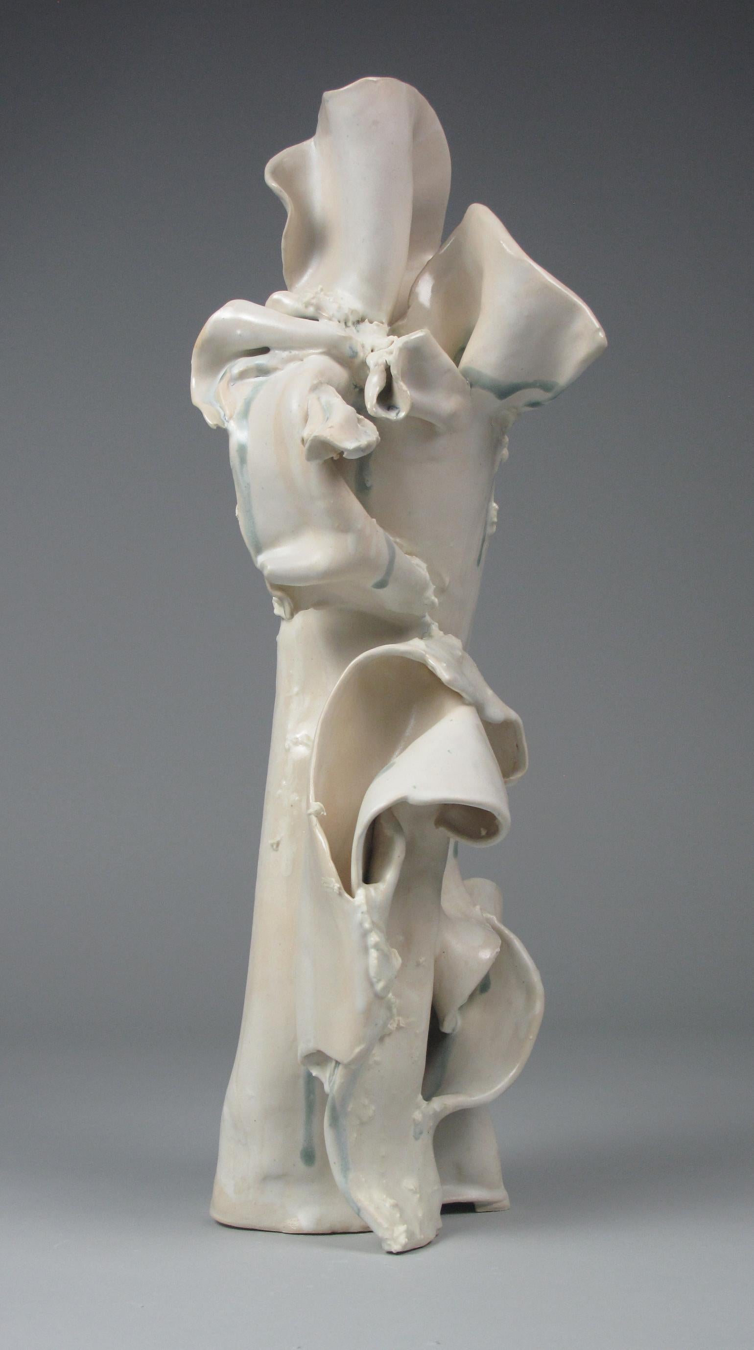 Abstract Sculpture Sara Fine-Wilson - "Fold", gestuel, céramique, sculpture, blanc, crème, gris, bleu, grès