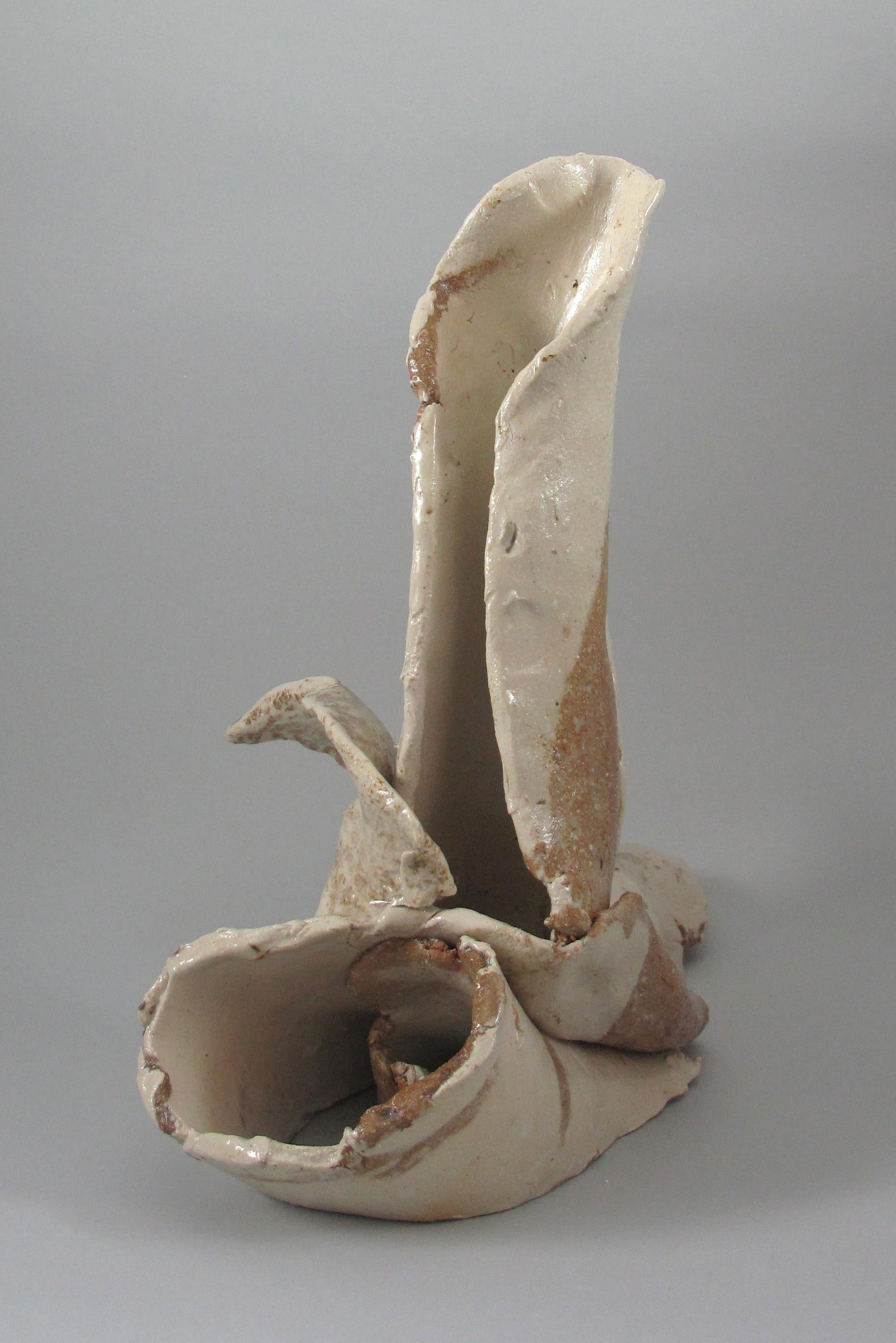« Fragment », gestuel, céramique, sculpture, blanc, marron, grès - Sculpture de Sara Fine-Wilson