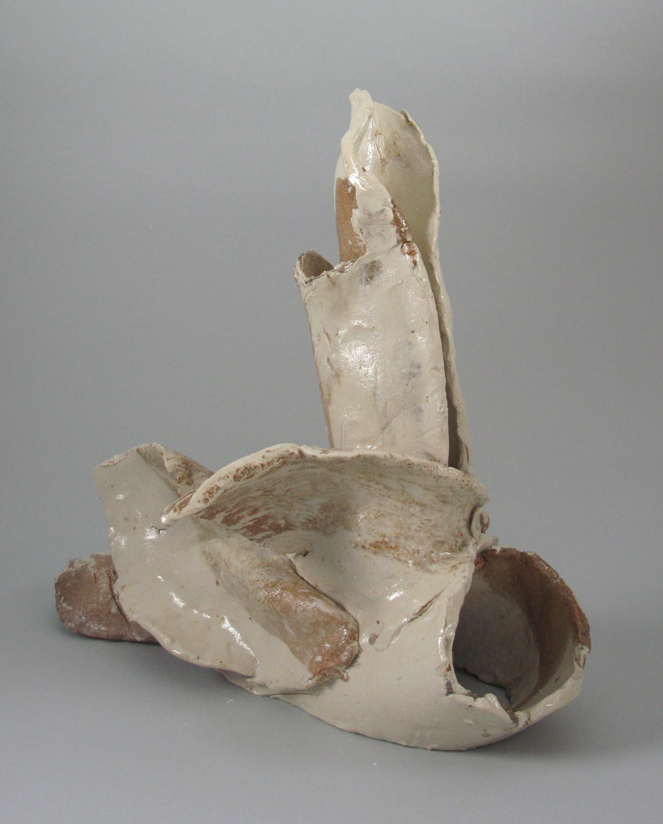 « Fragment », gestuel, céramique, sculpture, blanc, marron, grès - Contemporain Sculpture par Sara Fine-Wilson