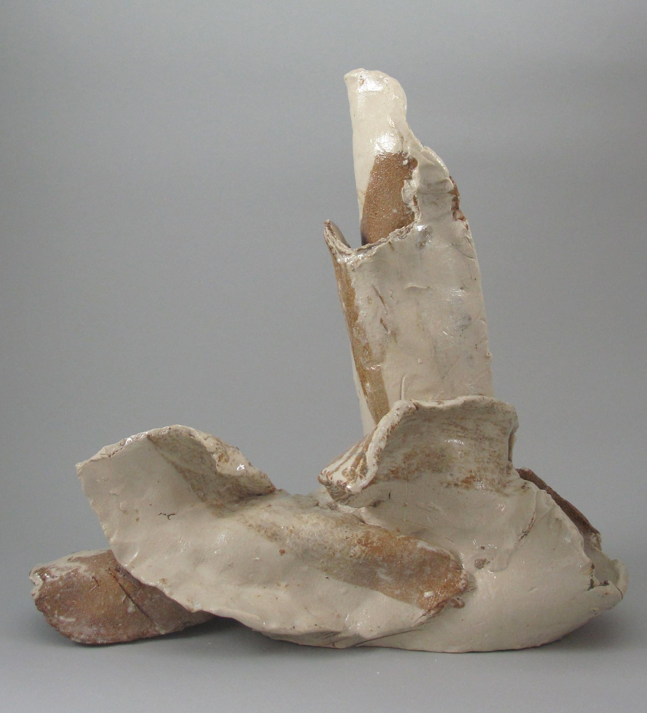 « Fragment », gestuel, céramique, sculpture, blanc, marron, grès - Gris Abstract Sculpture par Sara Fine-Wilson