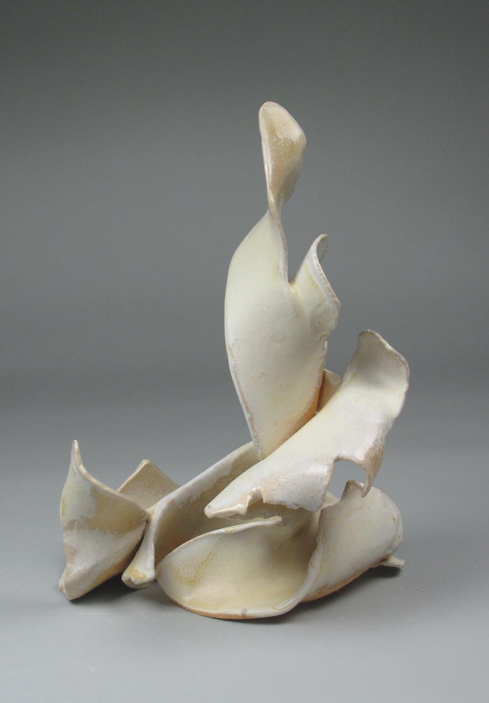 "Halo", Gestisch, Keramik, Gelb, Creme, Sepia, Grau, Rosa, Skulptur, 2024 – Sculpture von Sara Fine-Wilson